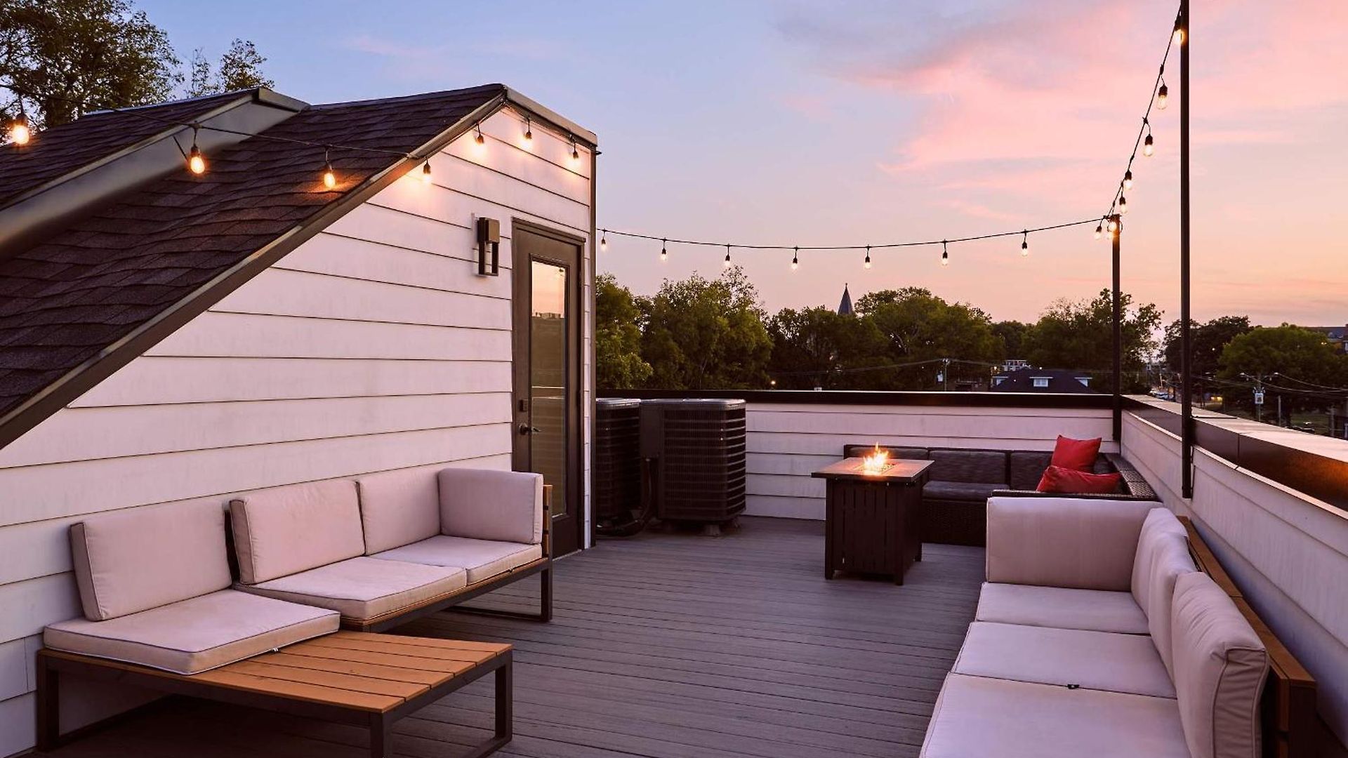Stylish 3 Bed Retreat, Rooftop, Parking, Sleeps 10, Ensuite Baths, Bunk Room, Gourmet Kitchen, Cozy Living Space, Rooftop Views & Fire Table, Near Downtown, Distilleries & Marathon Village, 24 Hr Hospitality Holiday home