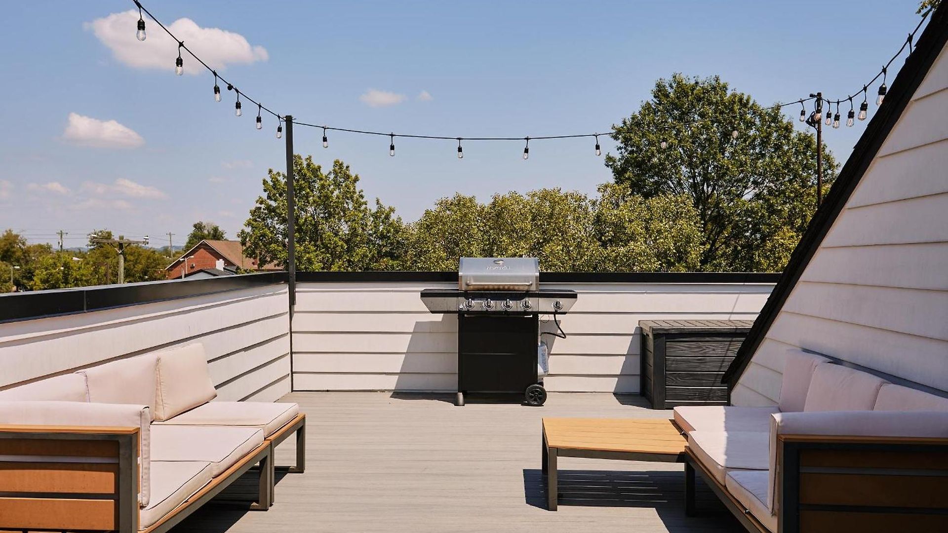 Holiday home Stylish 3 Bed Retreat, Rooftop, Parking, Sleeps 10, Ensuite Baths, Bunk Room, Gourmet Kitchen, Cozy Living Space, Rooftop Views & Fire Table, Near Downtown, Distilleries & Marathon Village, 24 Hr Hospitality