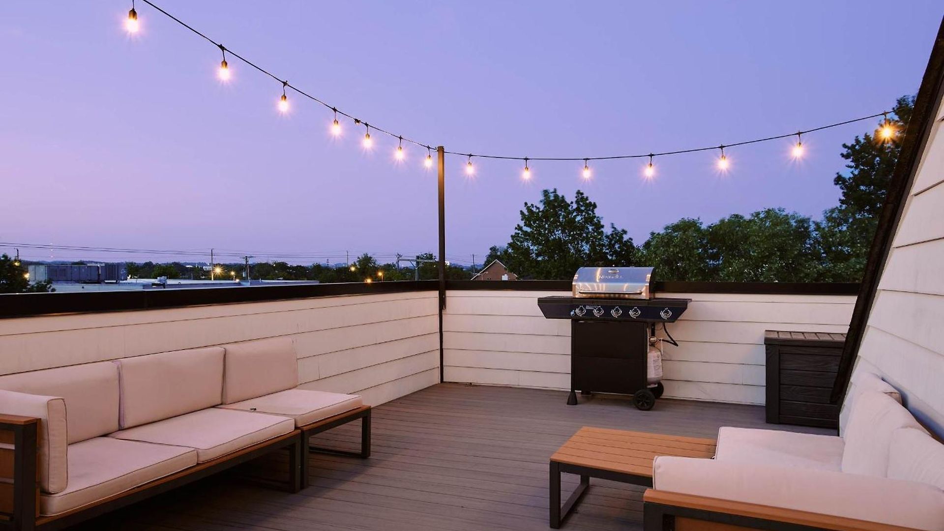 Stylish 3 Bed Retreat, Rooftop, Parking, Sleeps 10, Ensuite Baths, Bunk Room, Gourmet Kitchen, Cozy Living Space, Rooftop Views & Fire Table, Near Downtown, Distilleries & Marathon Village, 24 Hr Hospitality Holiday home *