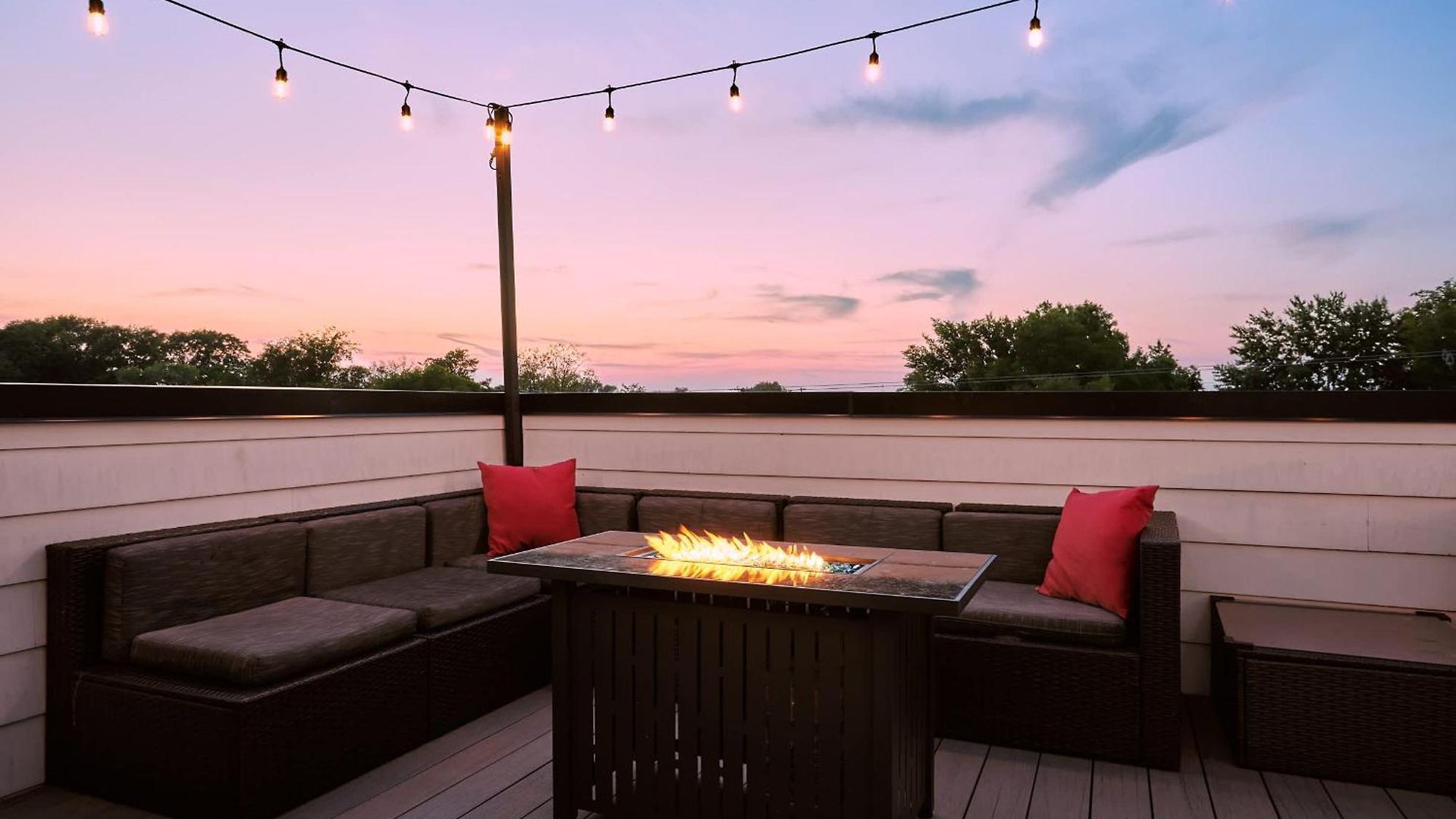 Holiday home Stylish 3 Bed Retreat, Rooftop, Parking, Sleeps 10, Ensuite Baths, Bunk Room, Gourmet Kitchen, Cozy Living Space, Rooftop Views & Fire Table, Near Downtown, Distilleries & Marathon Village, 24 Hr Hospitality *