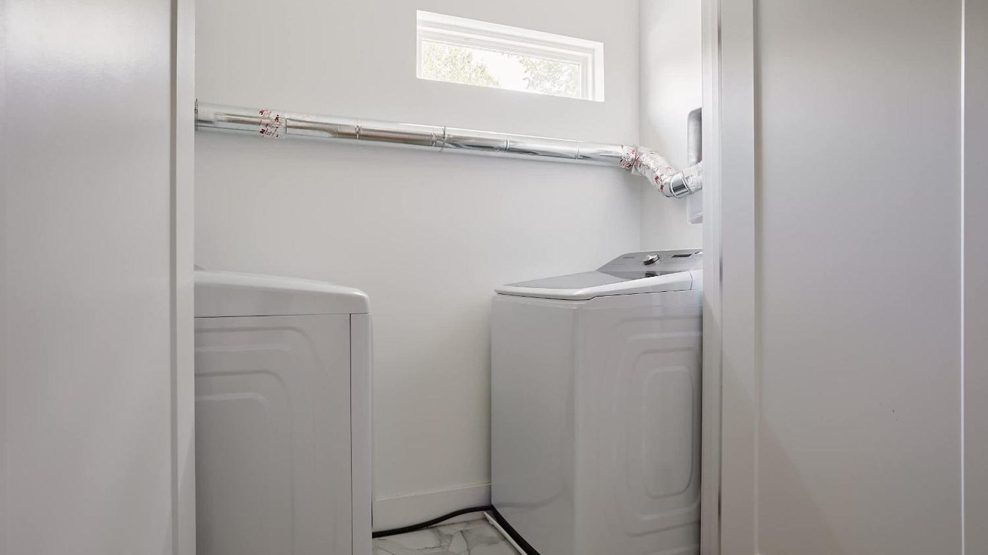 Holiday home Stylish 3 Bed Retreat, Rooftop, Parking, Sleeps 10, Ensuite Baths, Bunk Room, Gourmet Kitchen, Cozy Living Space, Rooftop Views & Fire Table, Near Downtown, Distilleries & Marathon Village, 24 Hr Hospitality Nashville