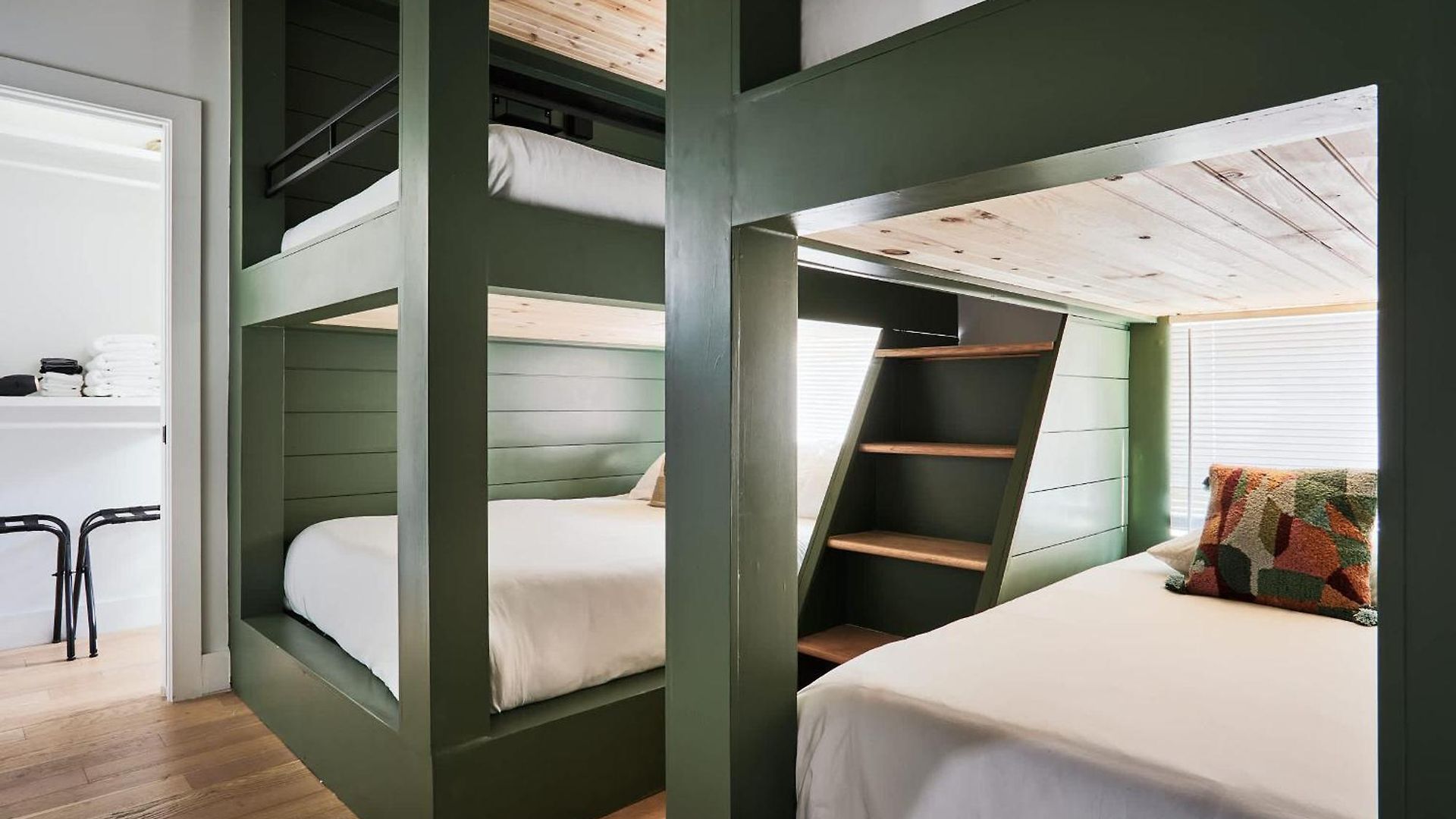 Stylish 3 Bed Retreat, Rooftop, Parking, Sleeps 10, Ensuite Baths, Bunk Room, Gourmet Kitchen, Cozy Living Space, Rooftop Views & Fire Table, Near Downtown, Distilleries & Marathon Village, 24 Hr Hospitality *