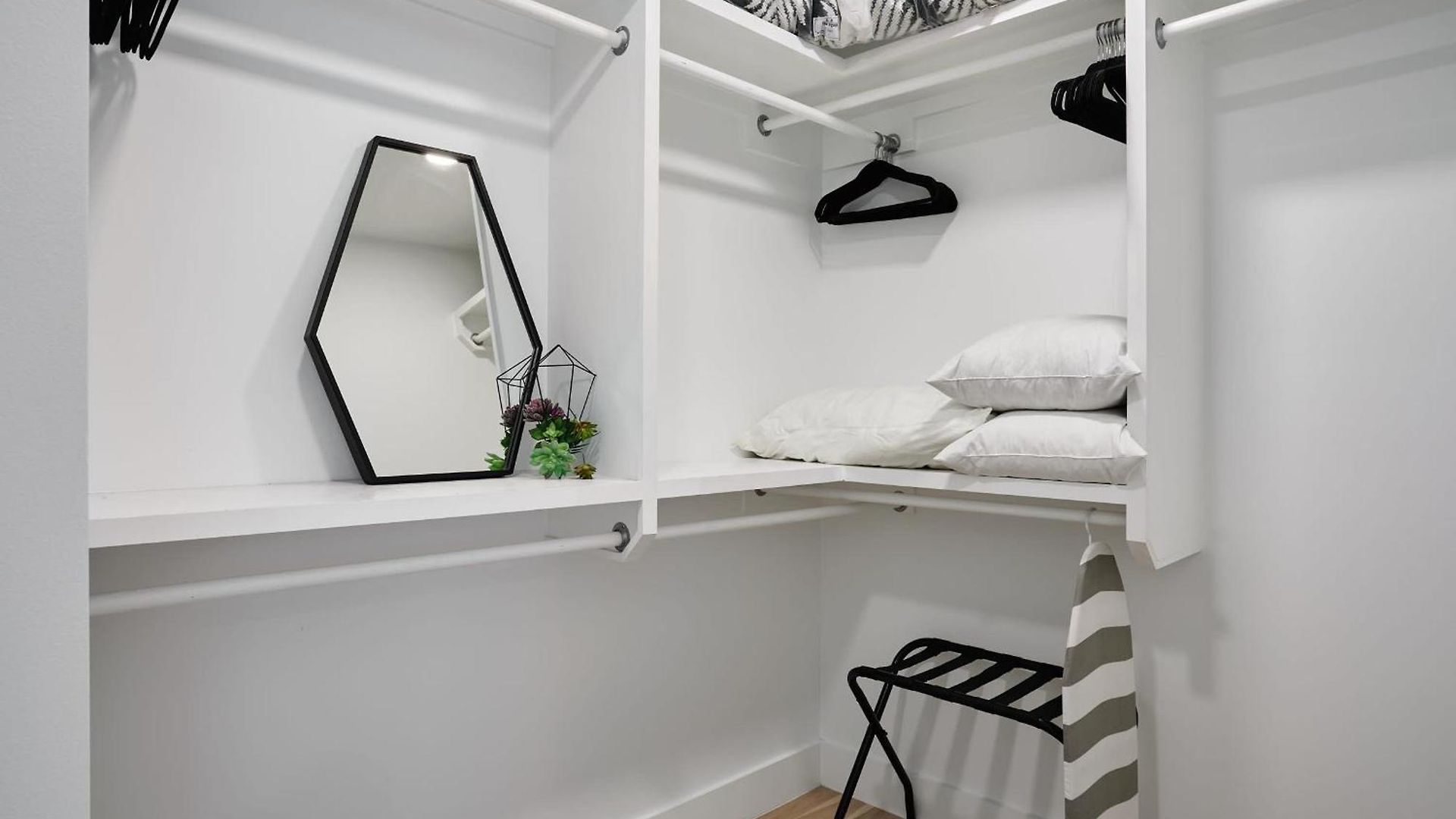 Stylish 3 Bed Retreat, Rooftop, Parking, Sleeps 10, Ensuite Baths, Bunk Room, Gourmet Kitchen, Cozy Living Space, Rooftop Views & Fire Table, Near Downtown, Distilleries & Marathon Village, 24 Hr Hospitality Holiday home Nashville