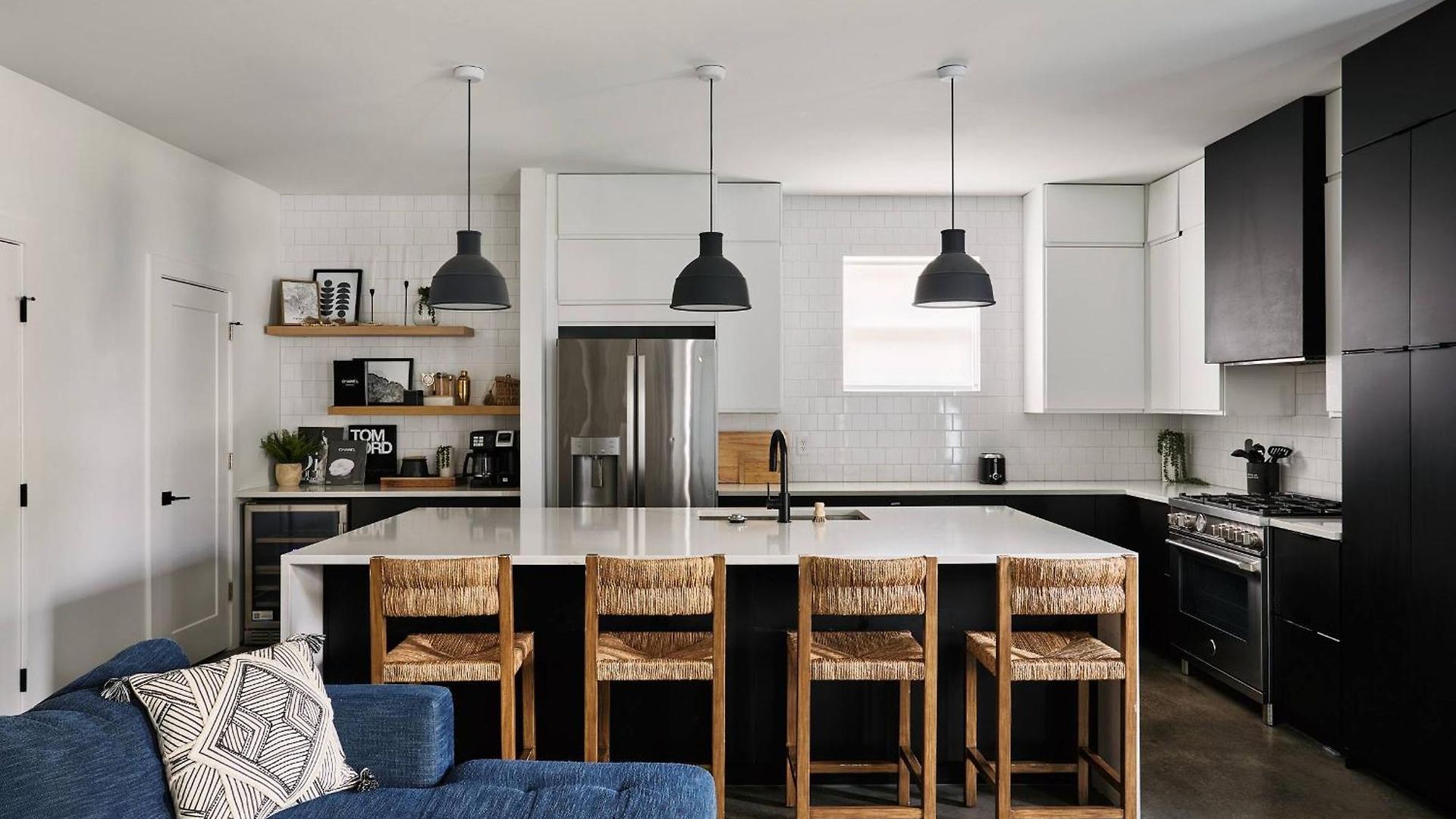 Stylish 3 Bed Retreat, Rooftop, Parking, Sleeps 10, Ensuite Baths, Bunk Room, Gourmet Kitchen, Cozy Living Space, Rooftop Views & Fire Table, Near Downtown, Distilleries & Marathon Village, 24 Hr Hospitality * Nashville