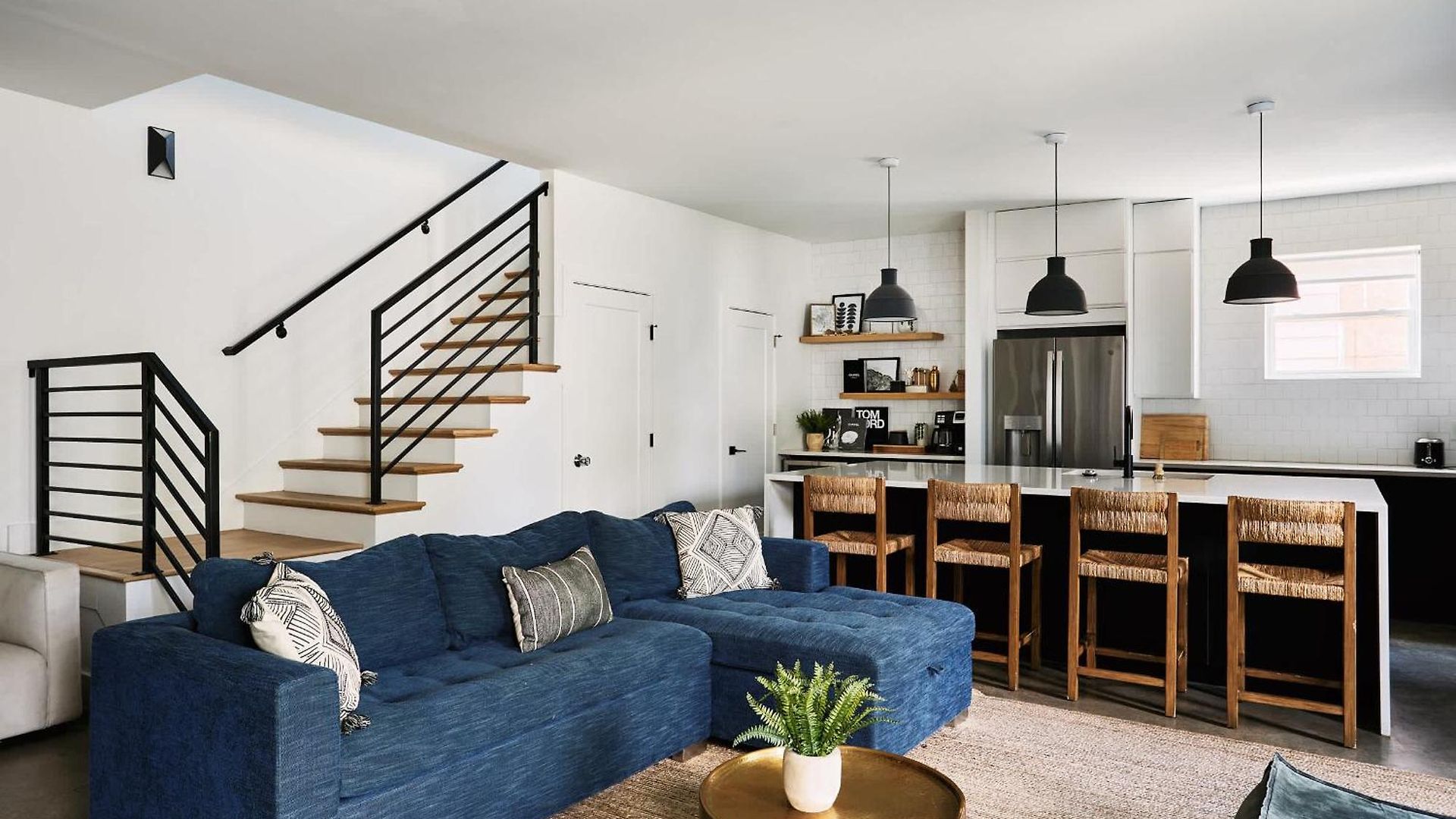 Holiday home Stylish 3 Bed Retreat, Rooftop, Parking, Sleeps 10, Ensuite Baths, Bunk Room, Gourmet Kitchen, Cozy Living Space, Rooftop Views & Fire Table, Near Downtown, Distilleries & Marathon Village, 24 Hr Hospitality Nashville