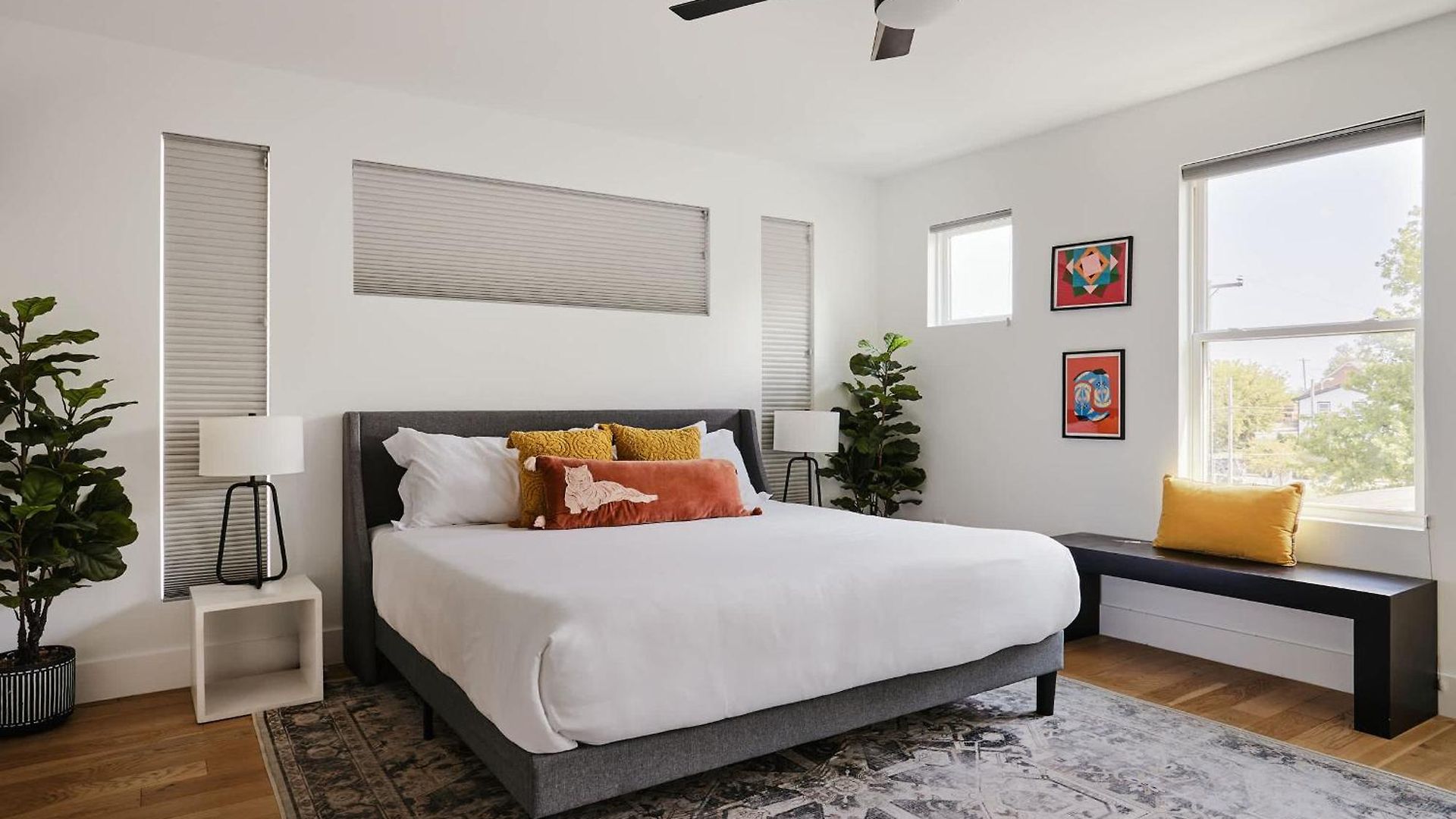 Stylish 3 Bed Retreat, Rooftop, Parking, Sleeps 10, Ensuite Baths, Bunk Room, Gourmet Kitchen, Cozy Living Space, Rooftop Views & Fire Table, Near Downtown, Distilleries & Marathon Village, 24 Hr Hospitality Holiday home