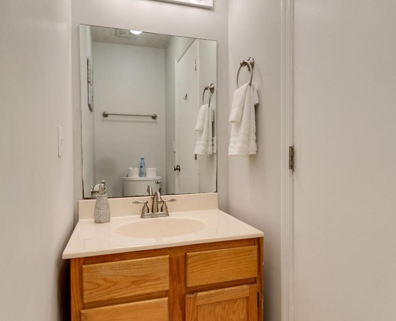Apartment 2 Bdr With Free Parking! 2m To Broadway! *