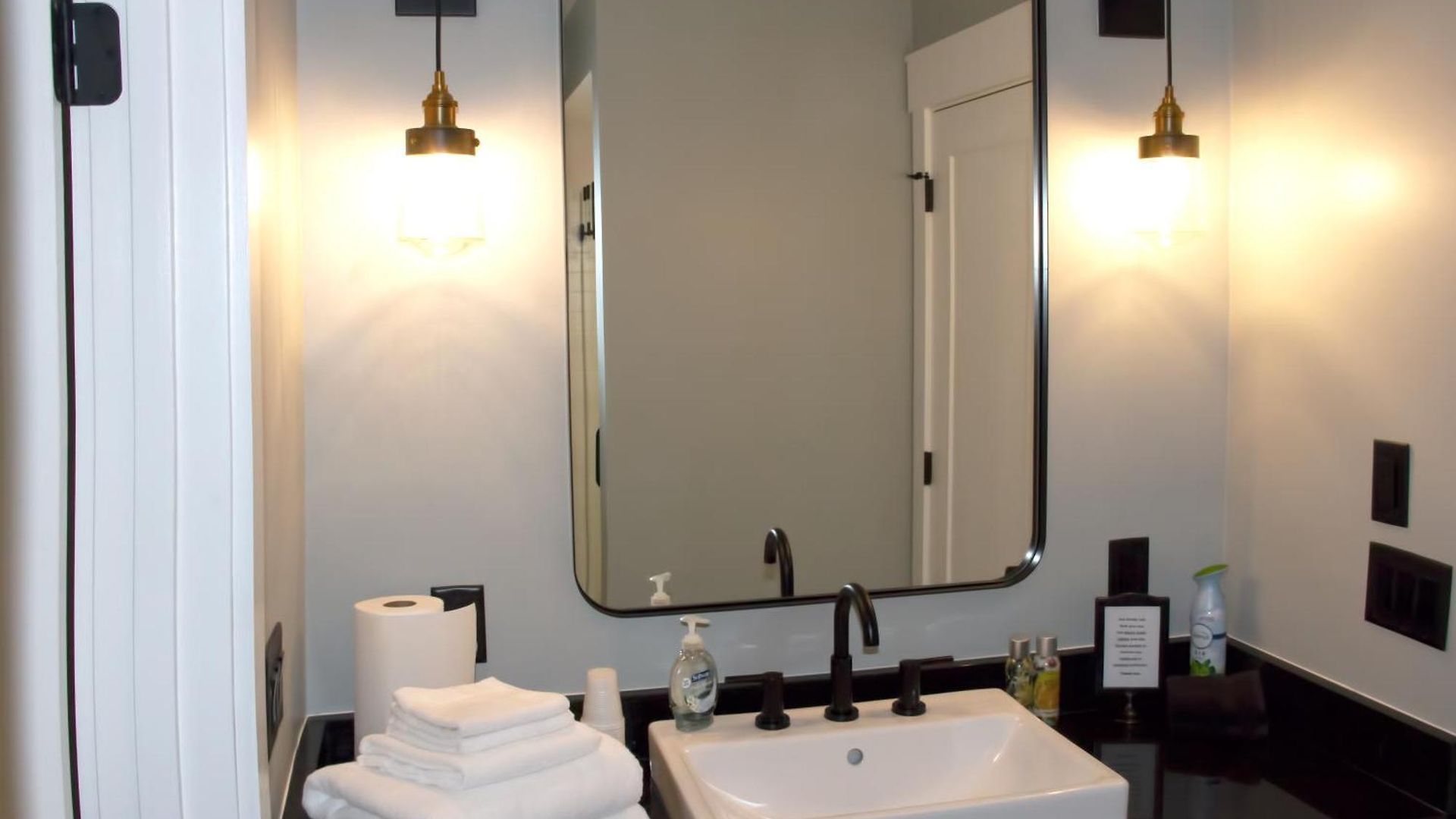 8 Minutes To Downtown! Holiday home *