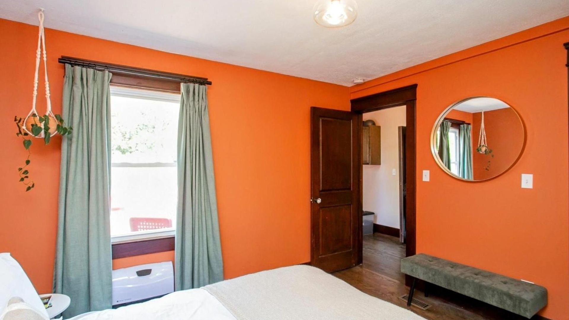Holiday home Bright In Hip East Walk To 5 Points - Only 2 Miles To Downtown *