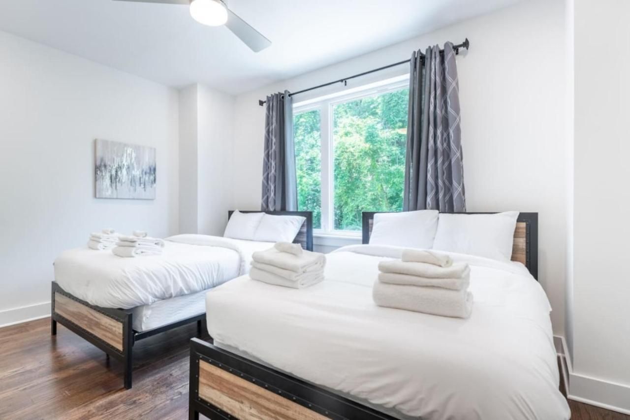 6 Bedroom Quiet Townhome! 6min To Airport & 15min To Downtown! *