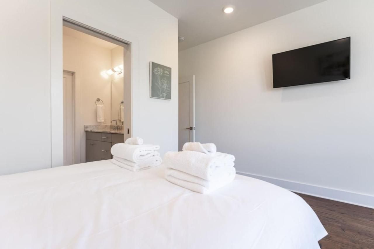 6 Bedroom Quiet Townhome! 6min To Airport & 15min To Downtown! * Nashville