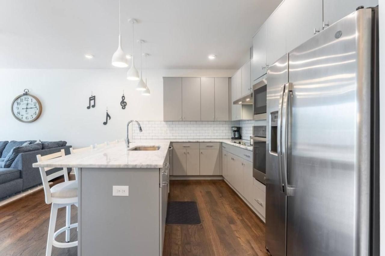 6 Bedroom Quiet Townhome! 6min To Airport & 15min To Downtown! Holiday home Nashville