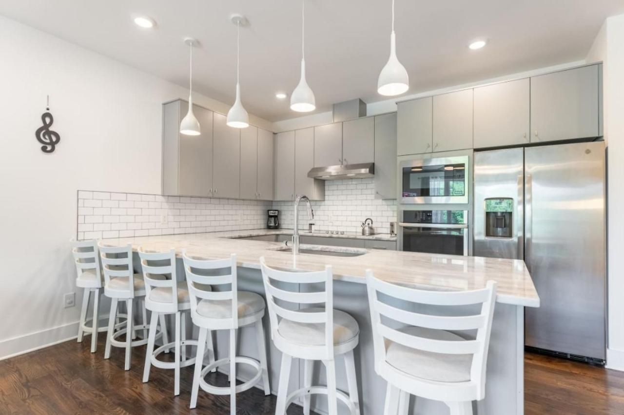 6 Bedroom Quiet Townhome! 6min To Airport & 15min To Downtown! *