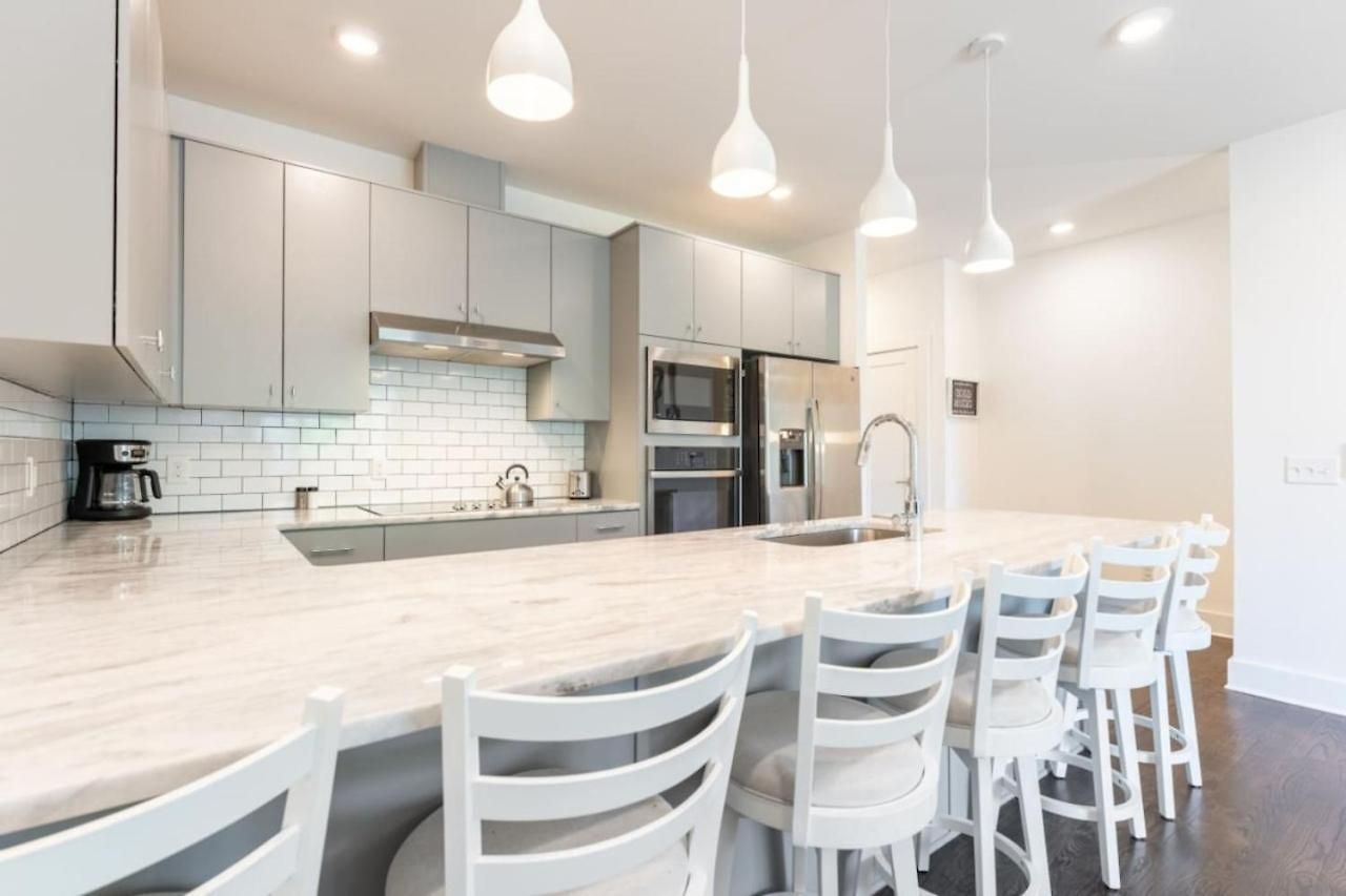 Holiday home 6 Bedroom Quiet Townhome! 6min To Airport & 15min To Downtown!
