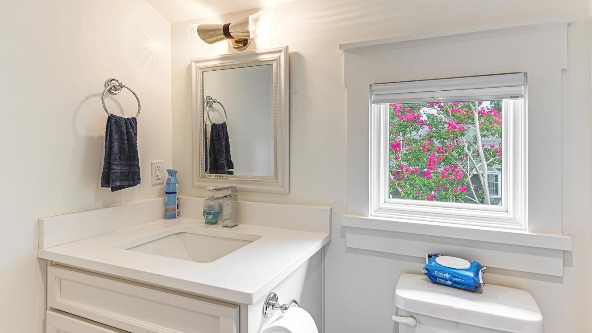 12 South Neighborhood: Home W/ Modern Flair! Holiday home