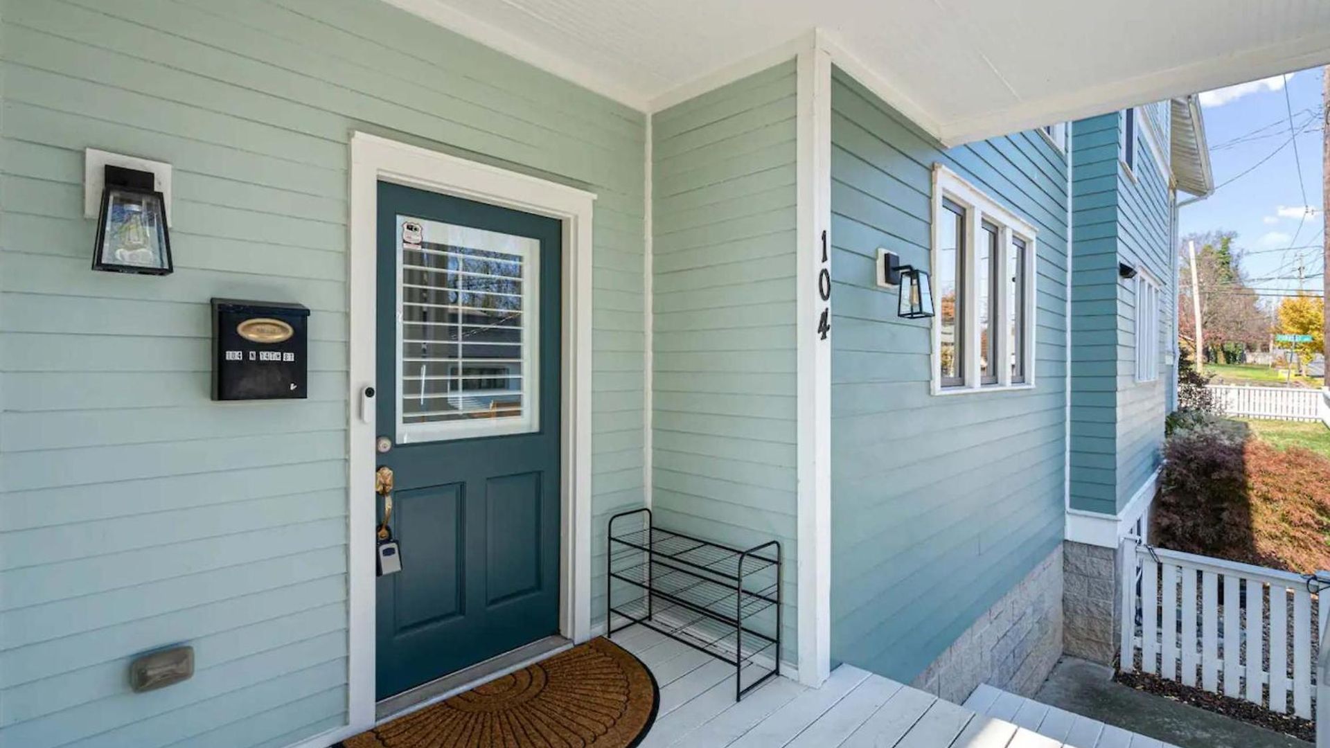 Two Decks To Enjoy Walk To 5 Points Faves Garage Close To Dining And Bars Board Games 10 Mins To Broadway 24 Hour Hospitality Holiday home