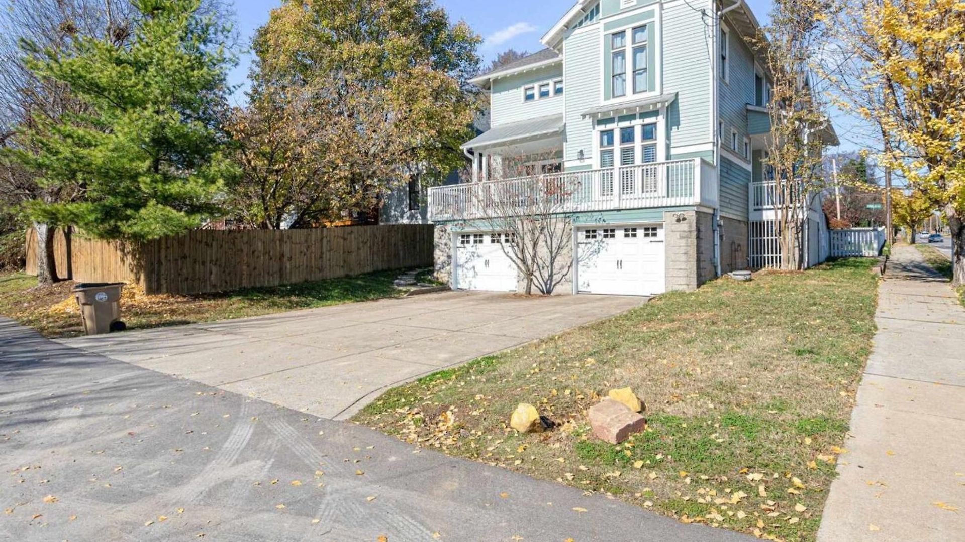 Holiday home Two Decks To Enjoy Walk To 5 Points Faves Garage Close To Dining And Bars Board Games 10 Mins To Broadway 24 Hour Hospitality Nashville