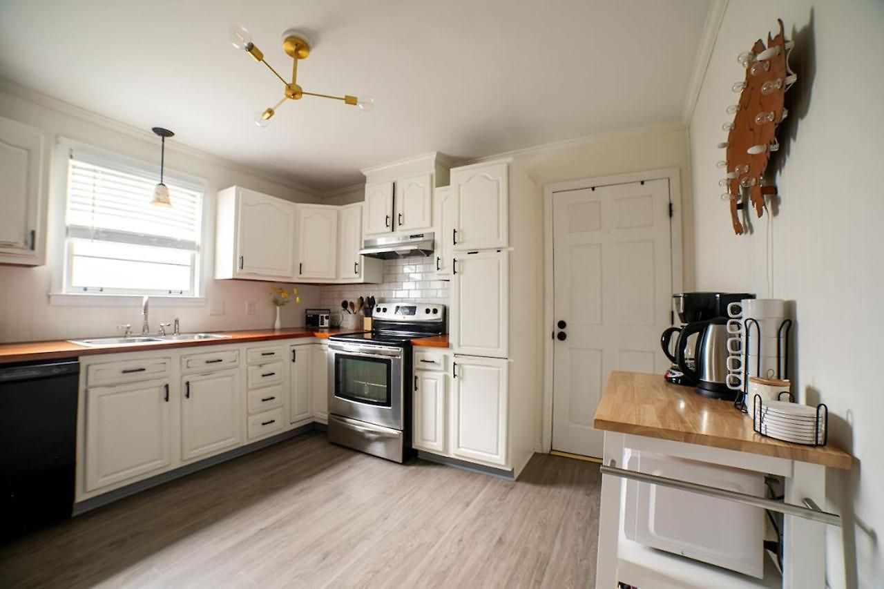 Cozy Getaway Mins To Downtown, Broadway Airport Holiday home *