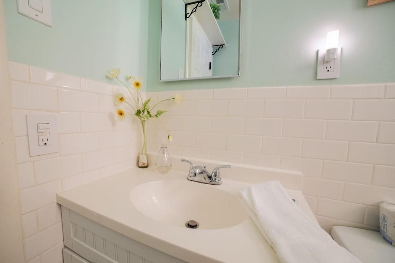 Holiday home Cozy Getaway Mins To Downtown, Broadway Airport *