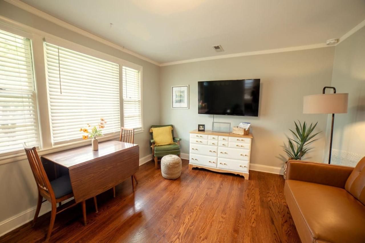 Holiday home Cozy Getaway Mins To Downtown, Broadway Airport