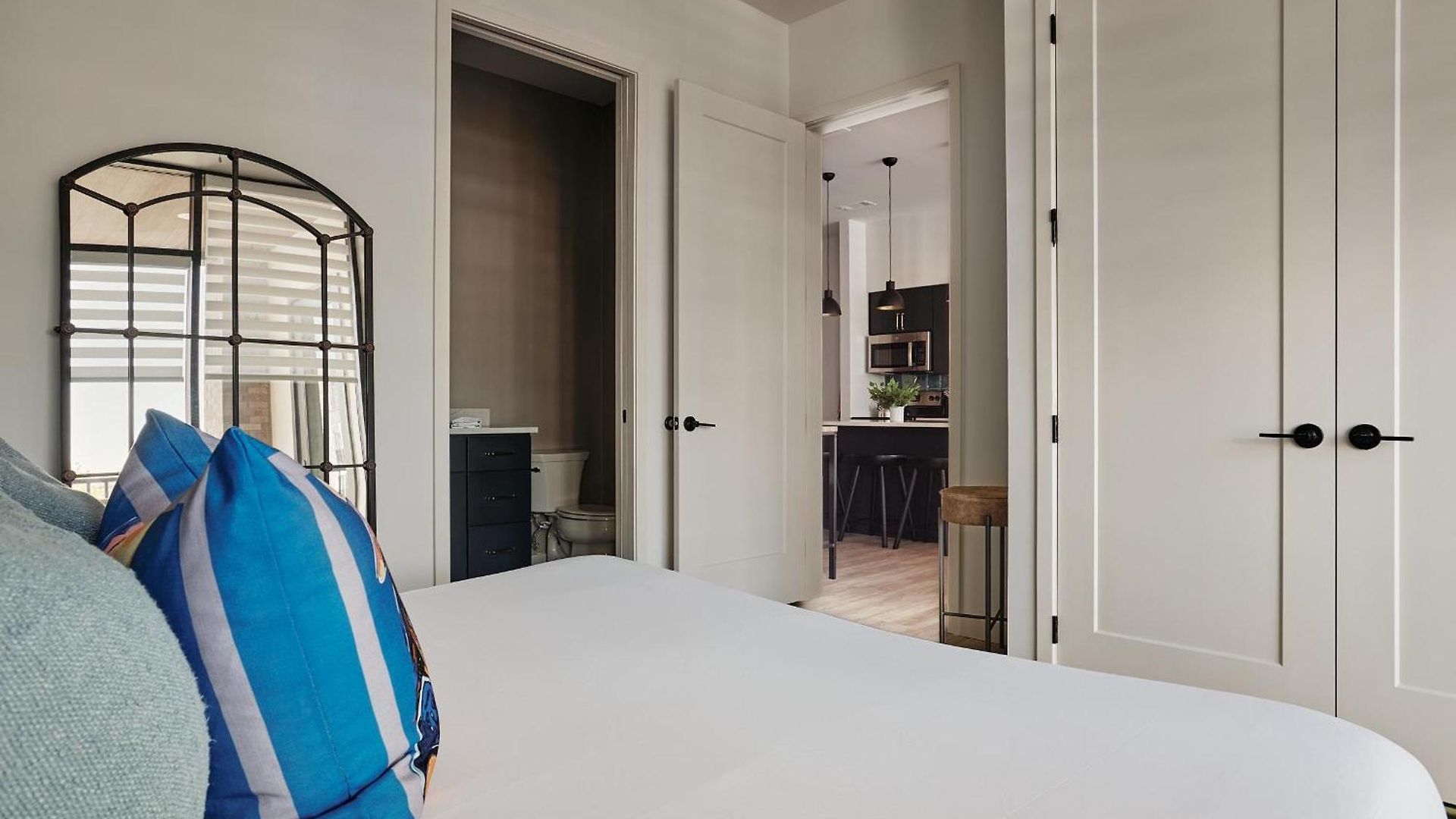 Modern Music Row With King & Queen Bedrooms + Private Balcony Pool & Fitness Center Walk To Rca B & Local Dining Under 2 Miles To Broadway Garage Parking Elevator Access 24 Hr Hospitality Nashville