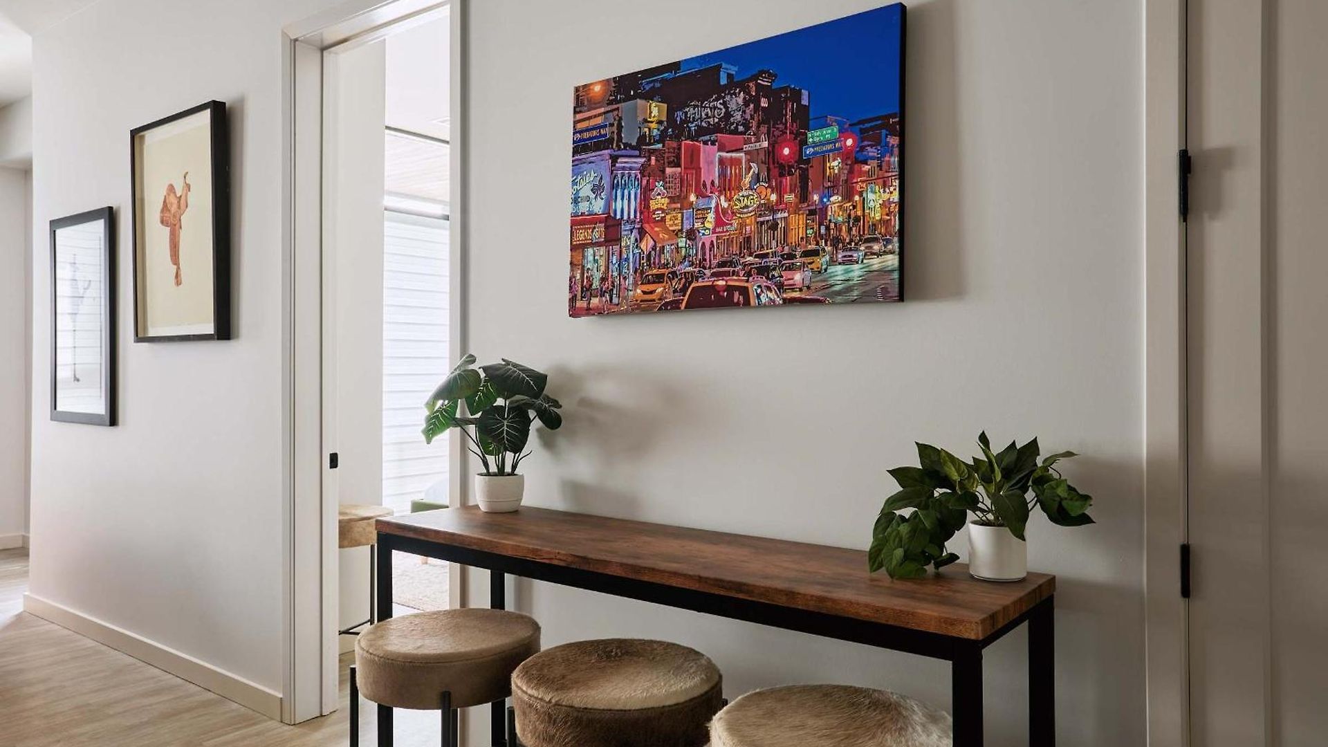 Modern Music Row With King & Queen Bedrooms + Private Balcony Pool & Fitness Center Walk To Rca B & Local Dining Under 2 Miles To Broadway Garage Parking Elevator Access 24 Hr Hospitality *