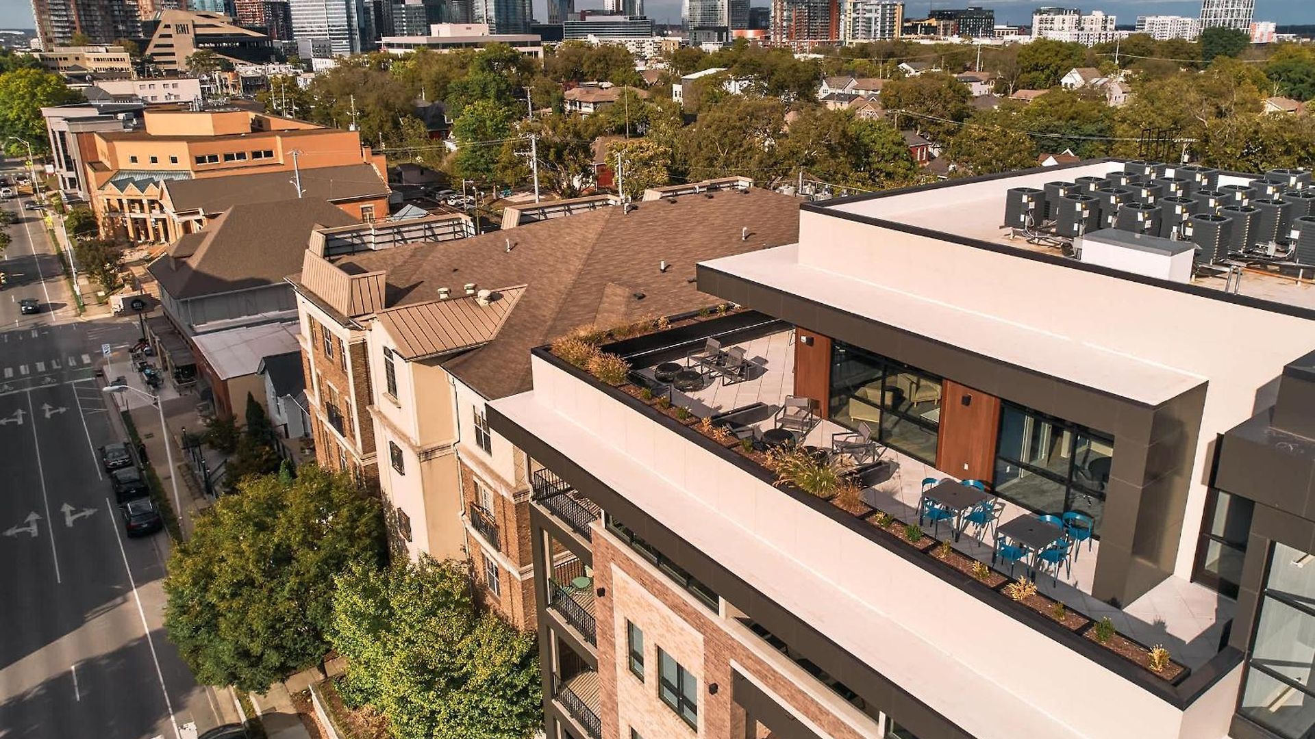Modern Music Row With King & Queen Bedrooms + Private Balcony Pool & Fitness Center Walk To Rca B & Local Dining Under 2 Miles To Broadway Garage Parking Elevator Access 24 Hr Hospitality Nashville