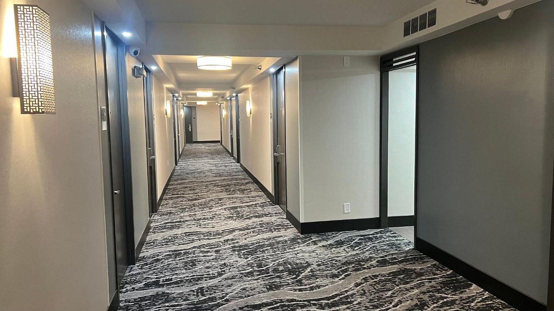Hotel Downtown - Stadium By Ihg