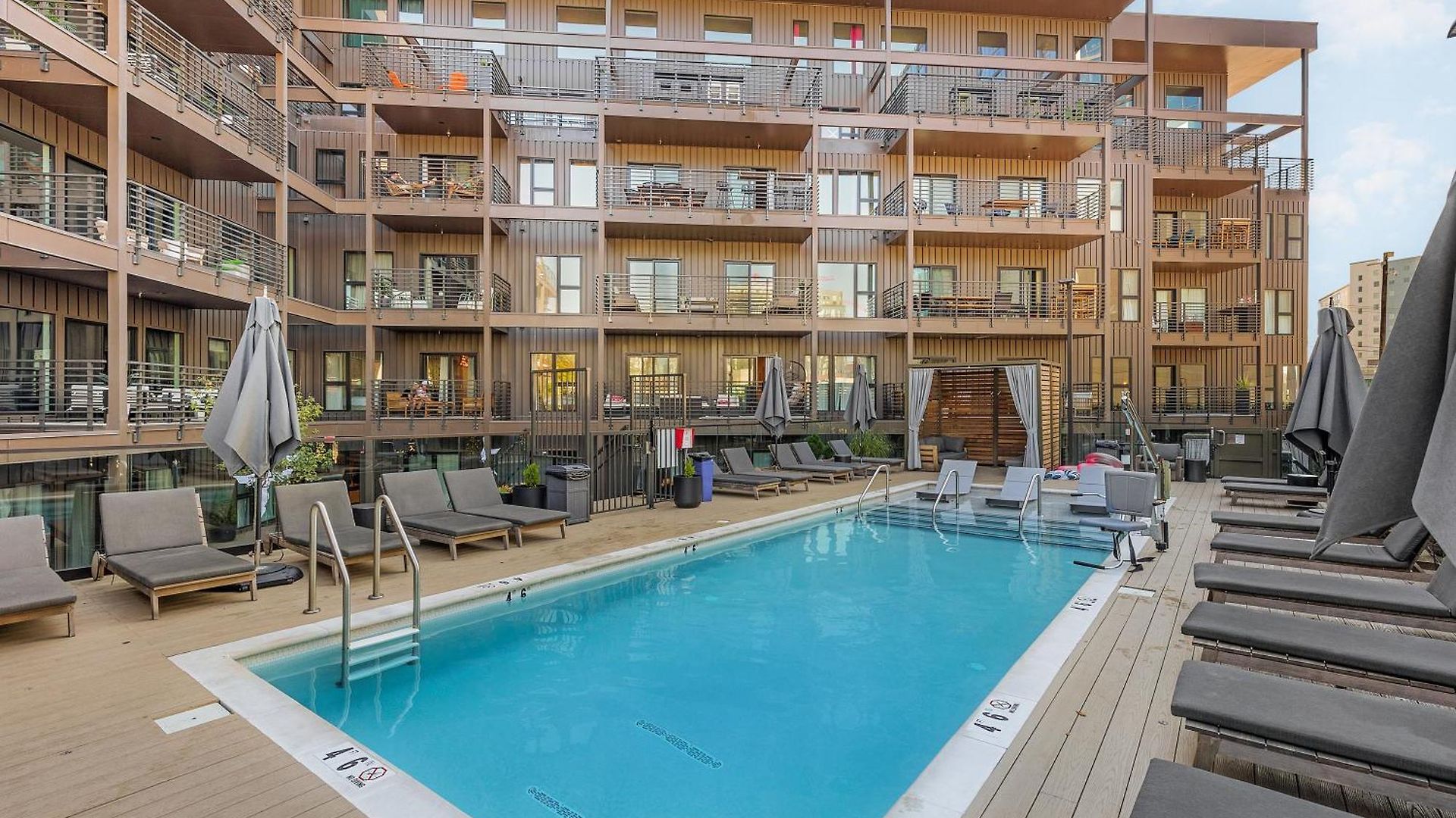 Luxury Penthouse With 2 Floors Pool Patio Gym Walk To Broadway
