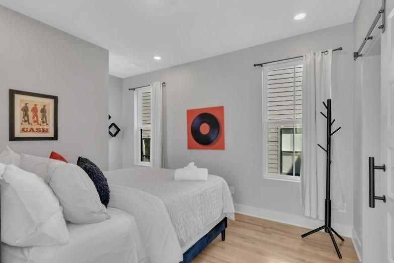 10 Min Drive Downtown, Roof Deck, Pet Friendly Holiday home