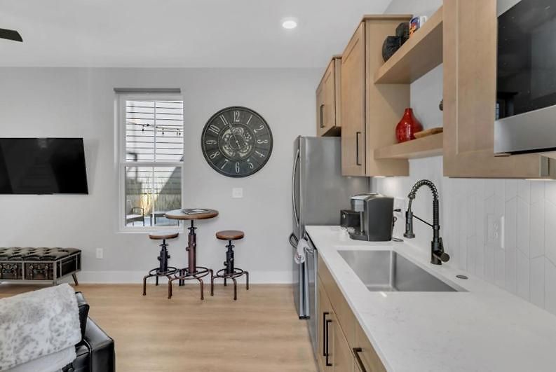 Holiday home 10 Min Drive Downtown, Roof Deck, Pet Friendly