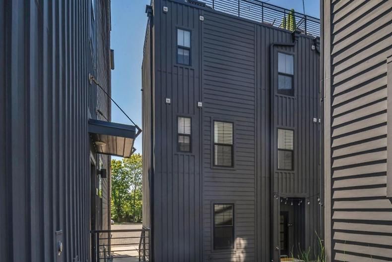 10 Min Drive Downtown, Roof Deck, Pet Friendly *