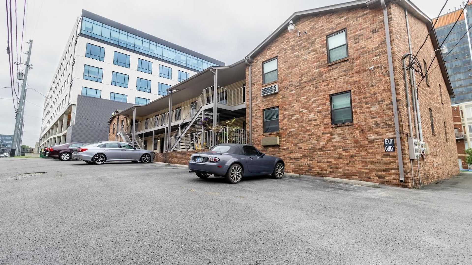 Downtown 1br With Full Kitchen, Pet-friendly