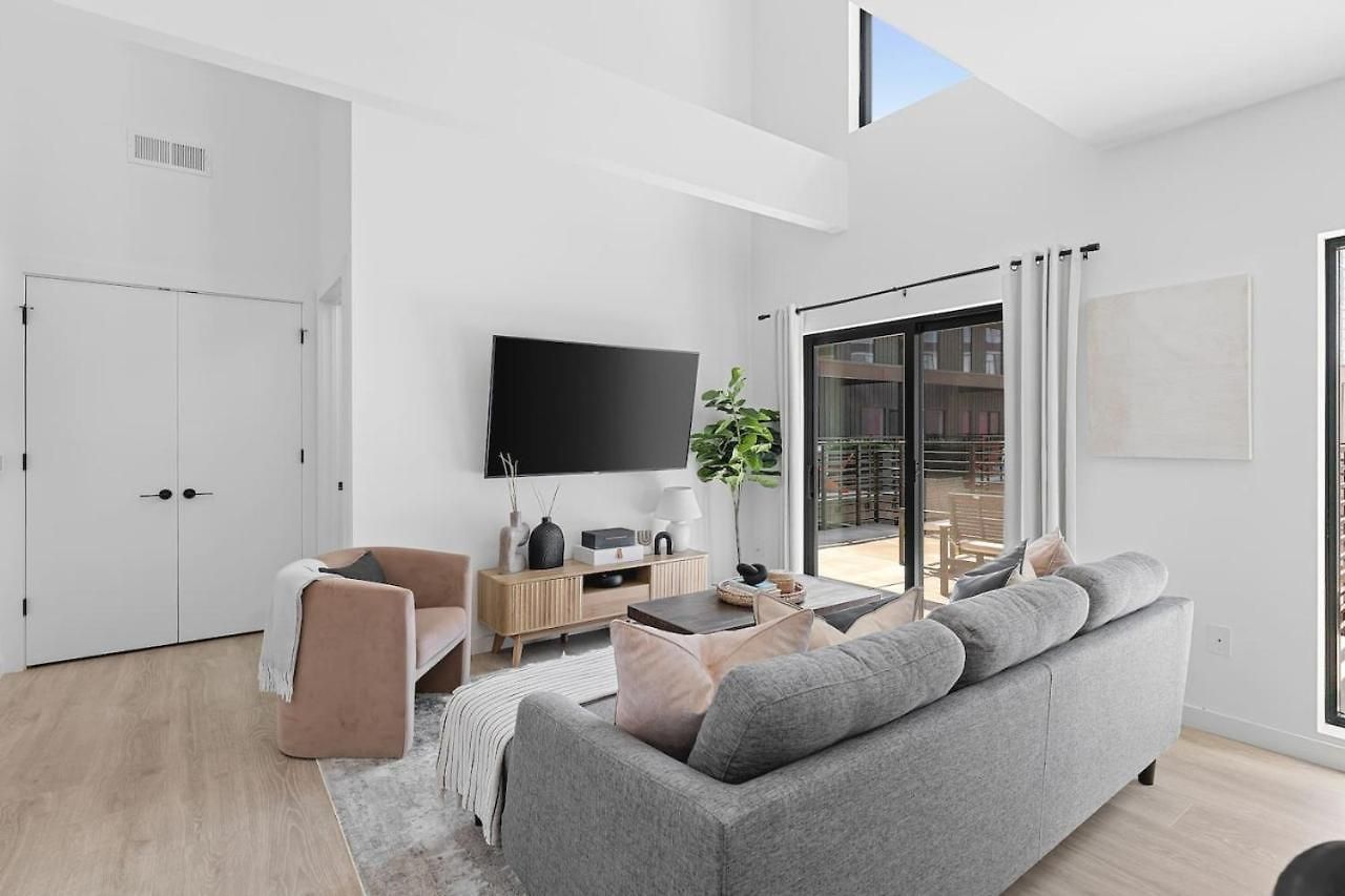 Luxury Penthouse With 2 Floors Pool Patio Gym Walk To Broadway Apartment