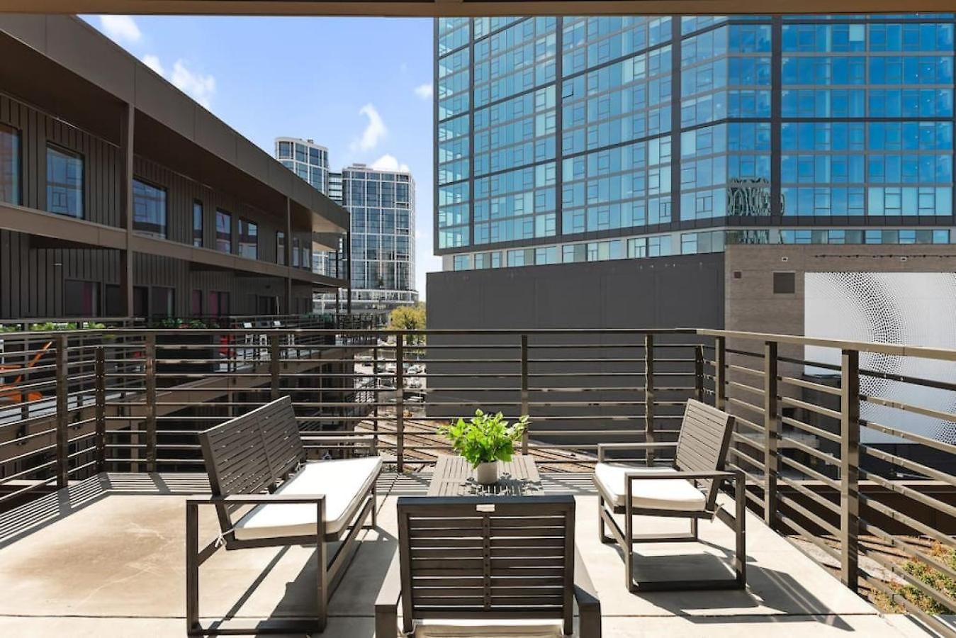 Luxury Penthouse With 2 Floors Pool Patio Gym Walk To Broadway *