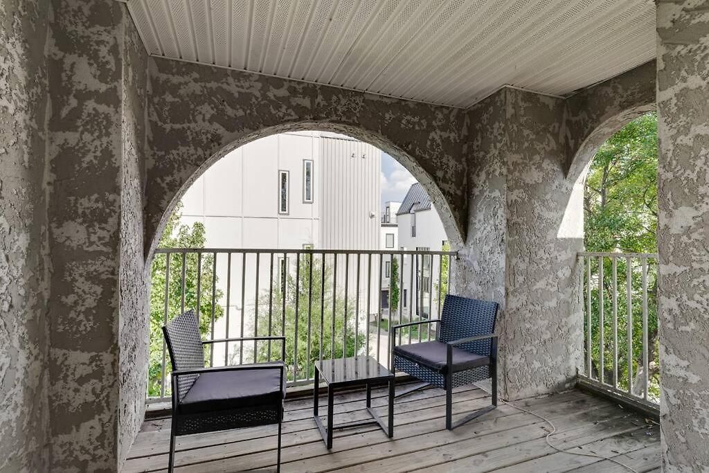 Prime Location With Balcony Near Broadway And Golf