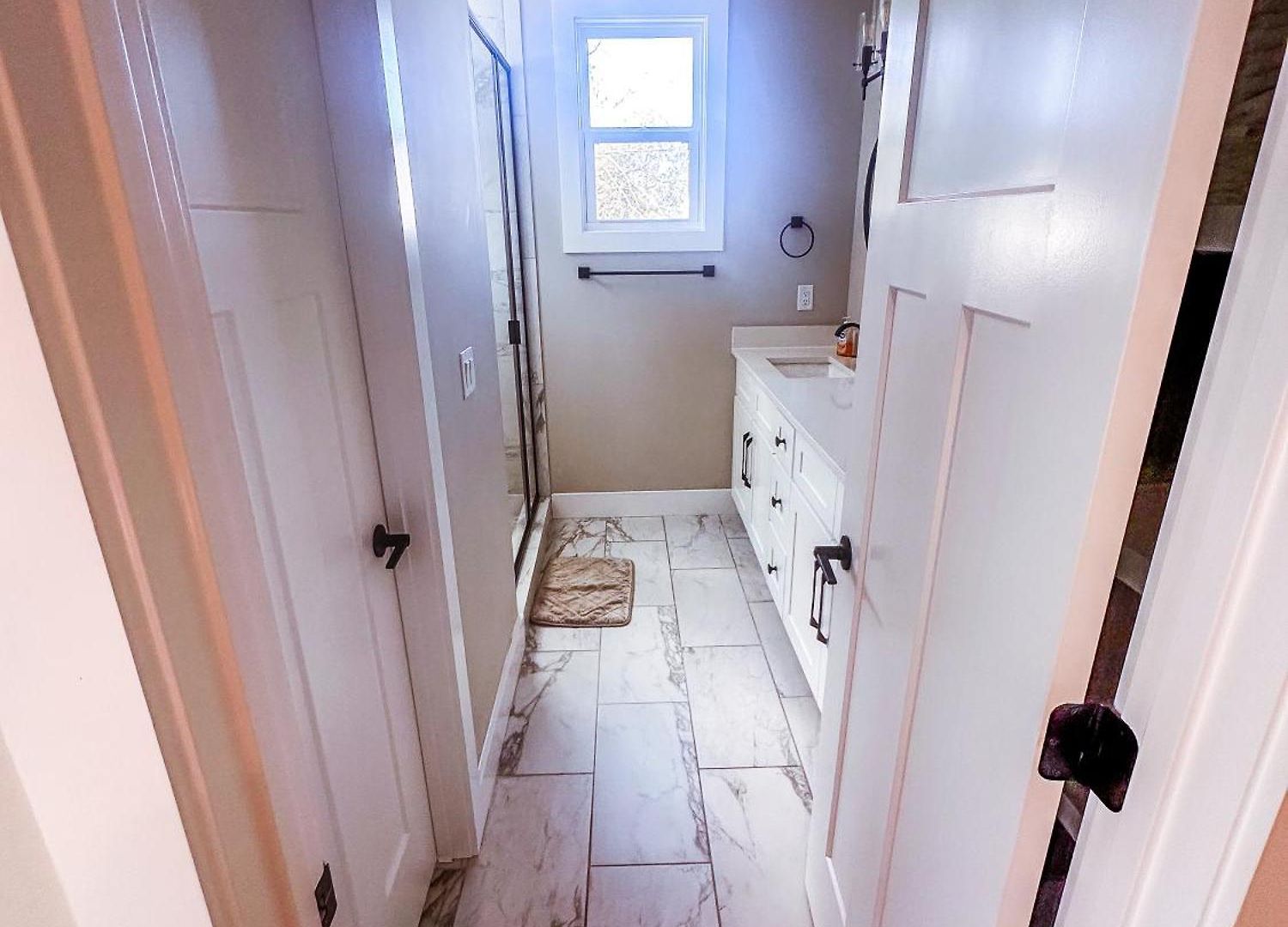 Holiday home 7 Min From Broadway! 3 Bed 2.5 Bath