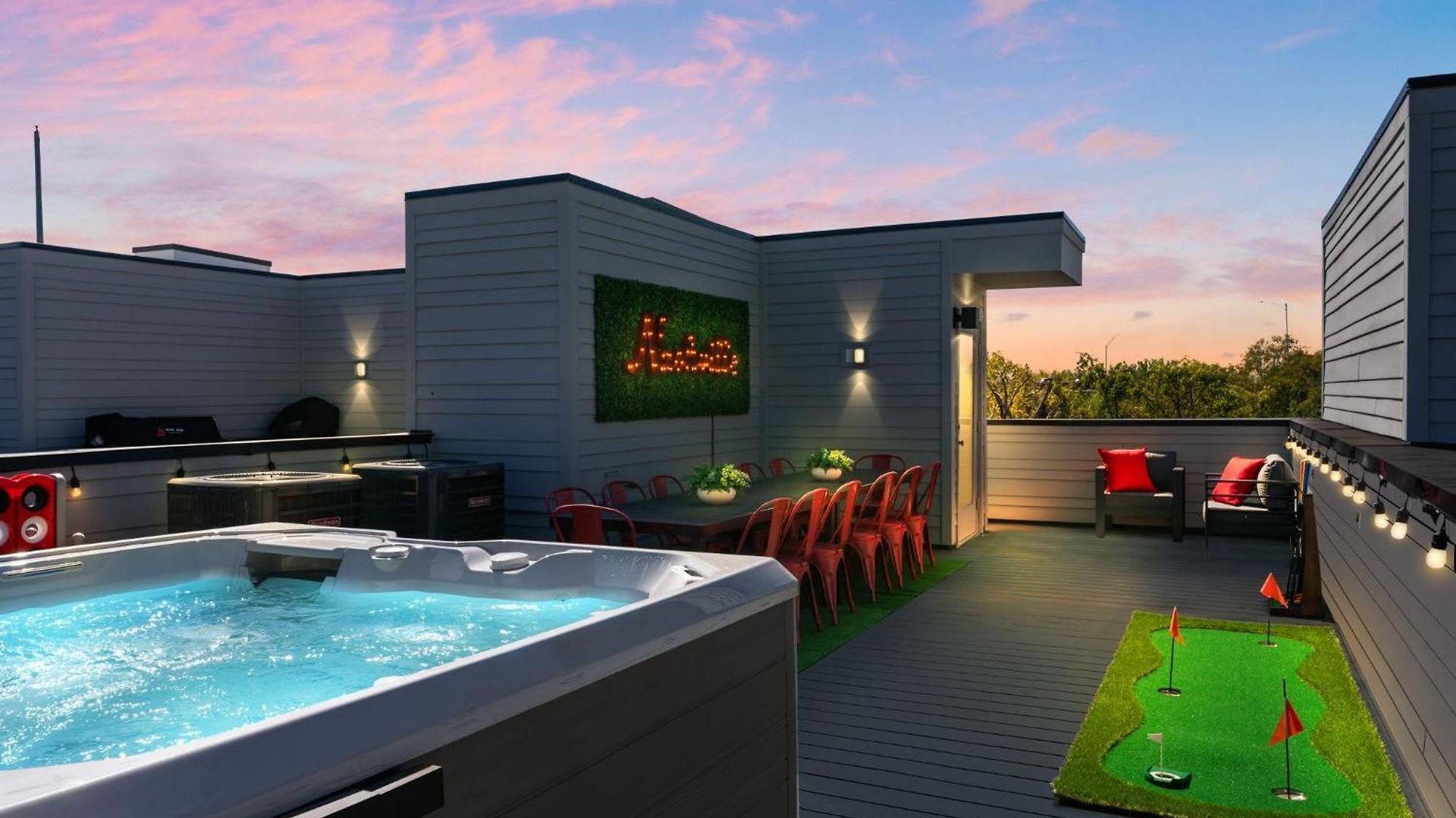 Holiday home The Americana Abode Rooftop Hot Tub Game