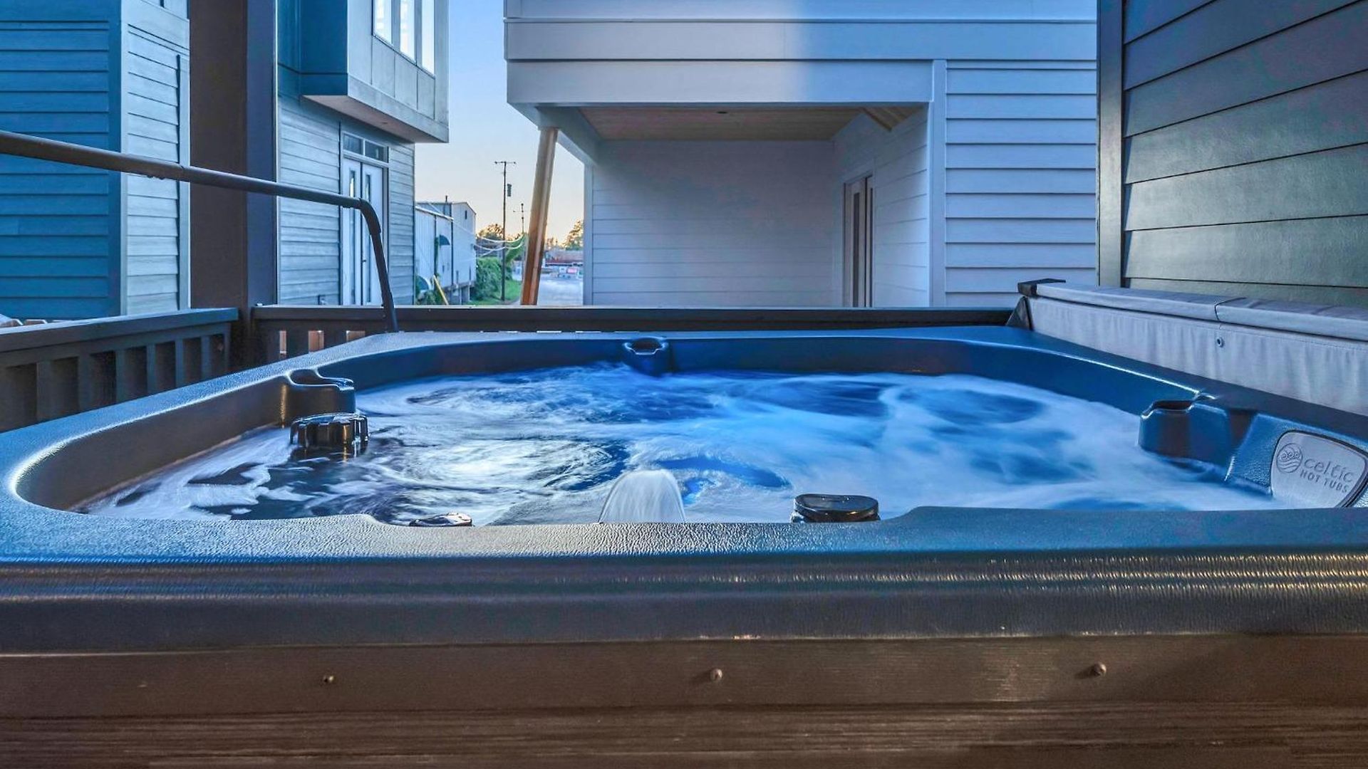 Designer Single Family House-rooftop- Hot Tub Holiday home