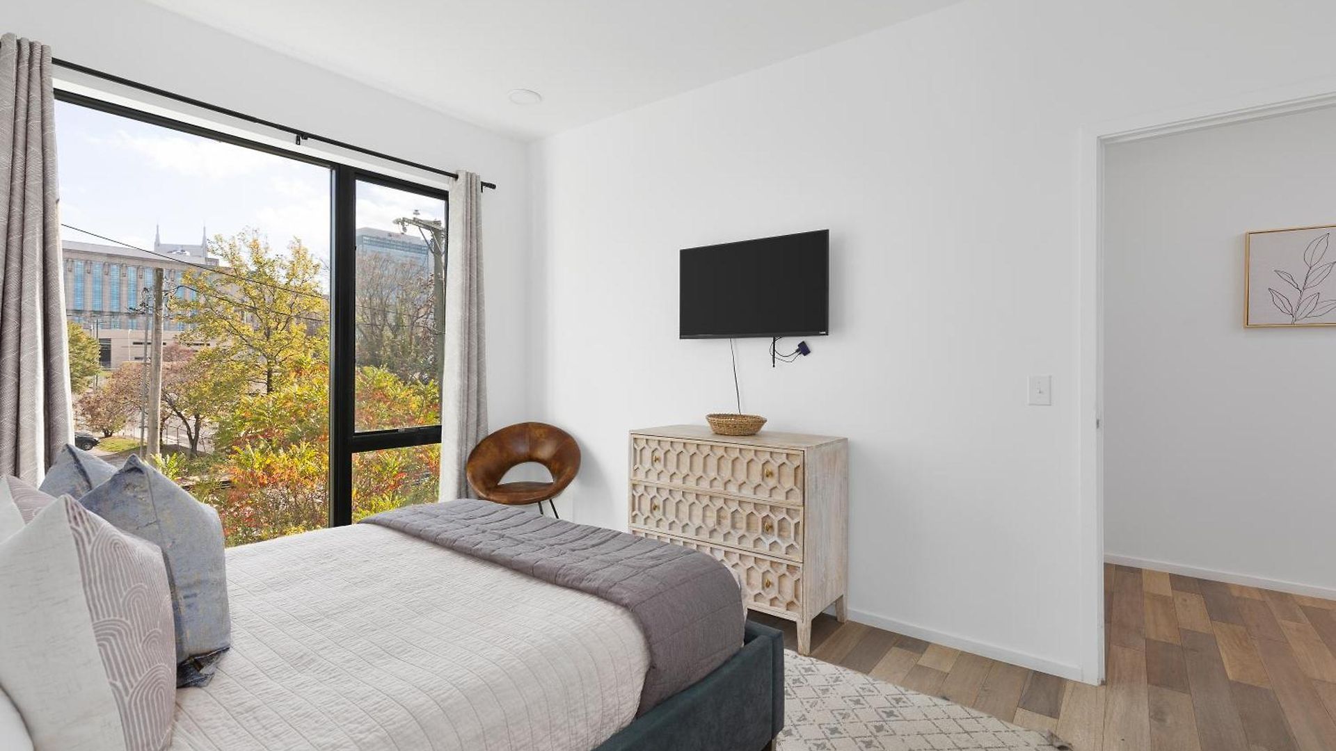 Luxury On The River 4 Beds 2.5 Bath, Walk To Downtown *