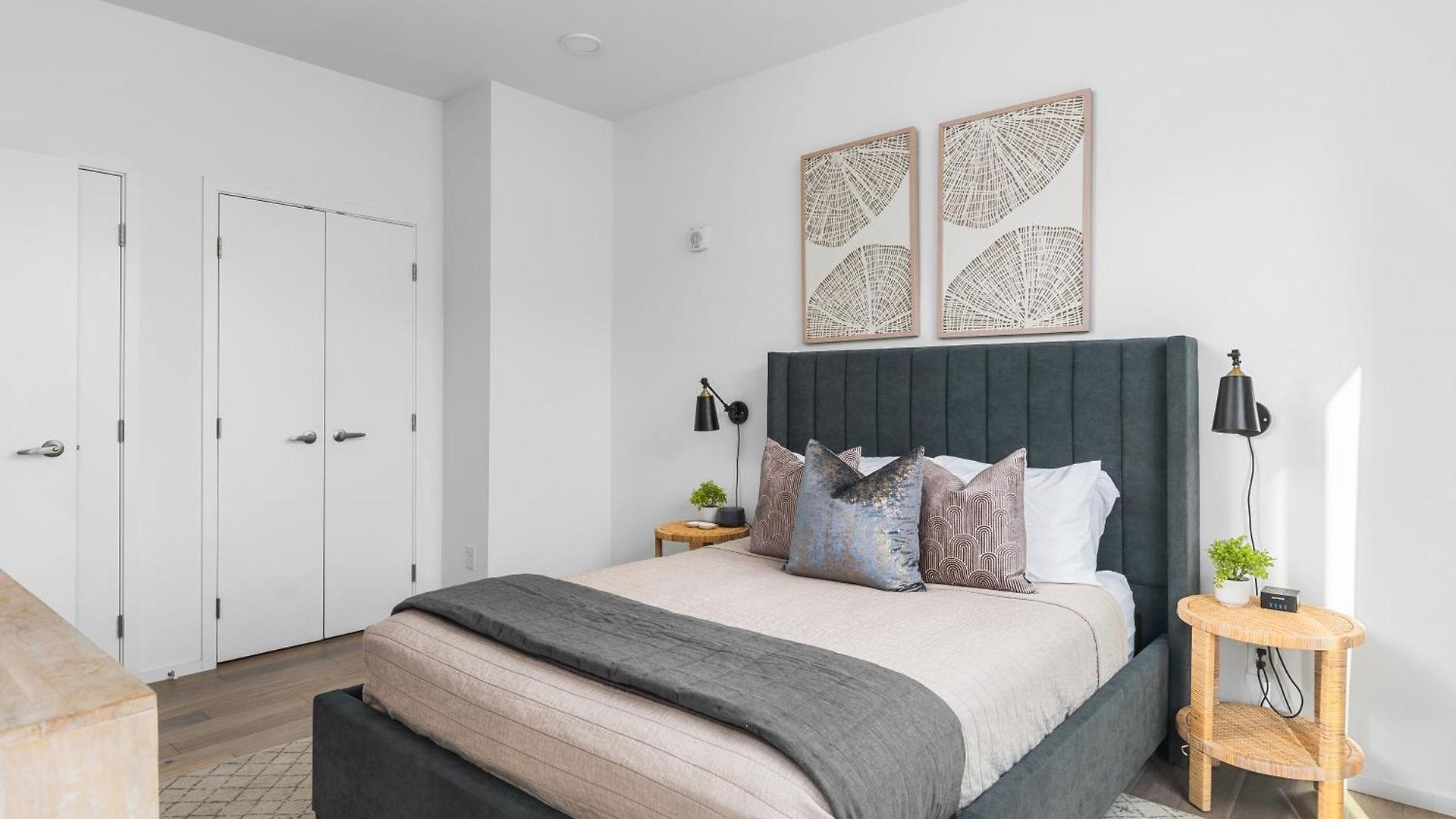 Luxury On The River 4 Beds 2.5 Bath, Walk To Downtown Apartment
