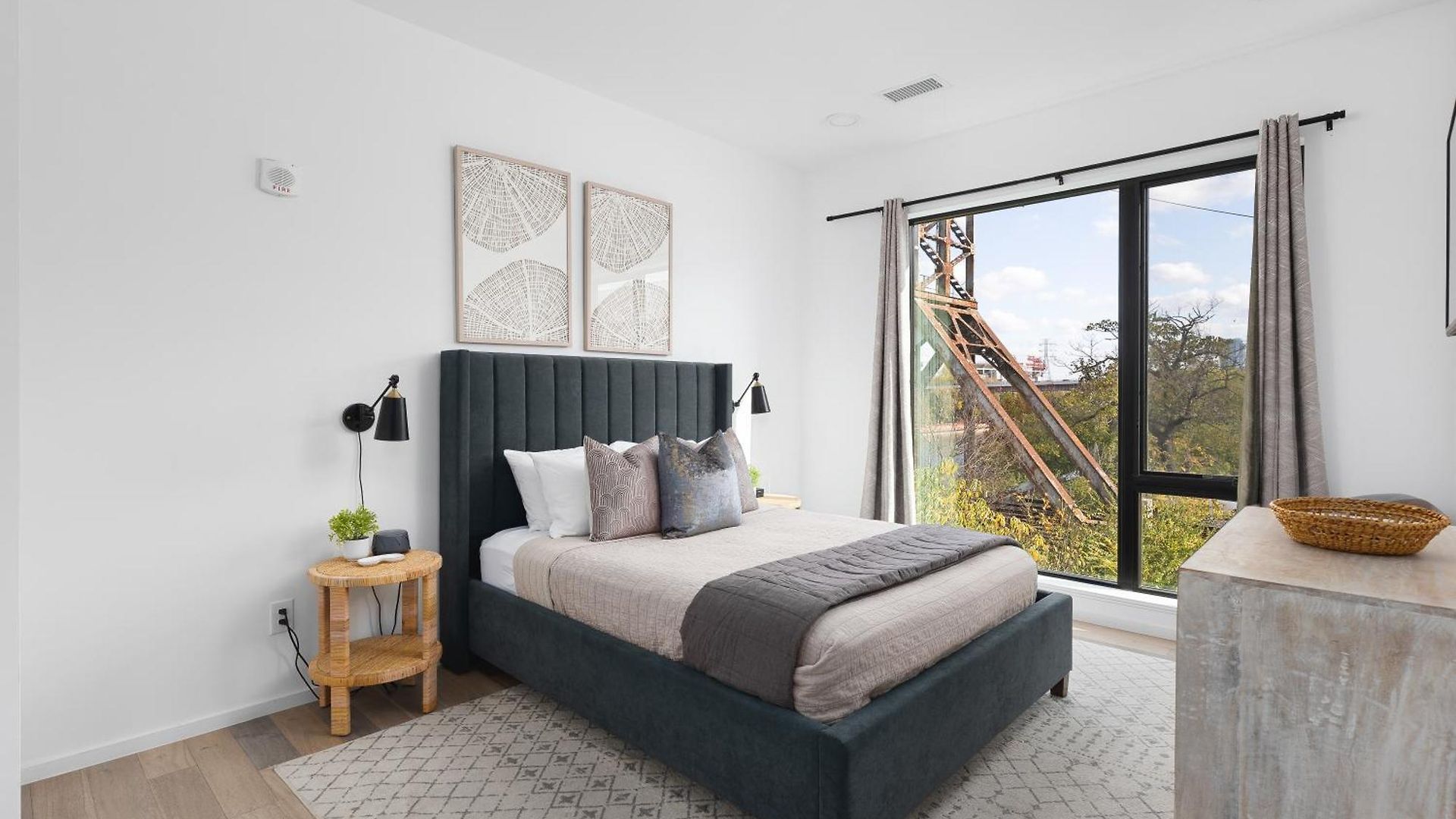 Luxury On The River 4 Beds 2.5 Bath, Walk To Downtown Apartment