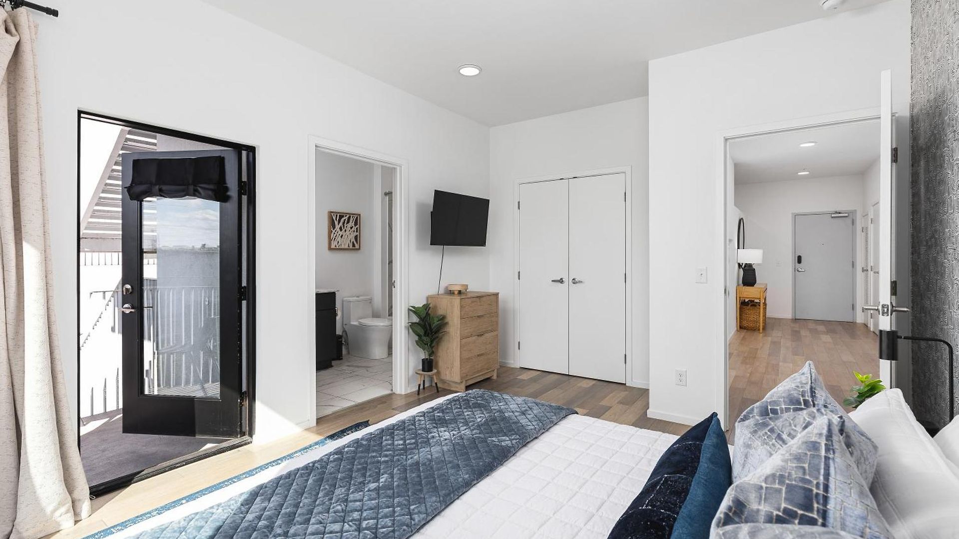 Apartment Luxury On The River 4 Beds 2.5 Bath, Walk To Downtown *