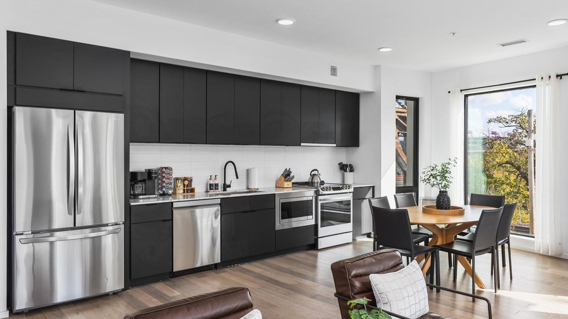 Luxury On The River 4 Beds 2.5 Bath, Walk To Downtown *