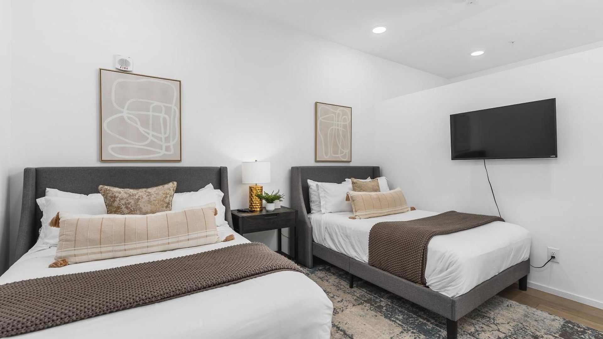 Luxury On The River 4 Beds 2.5 Bath, Walk To Downtown Apartment *