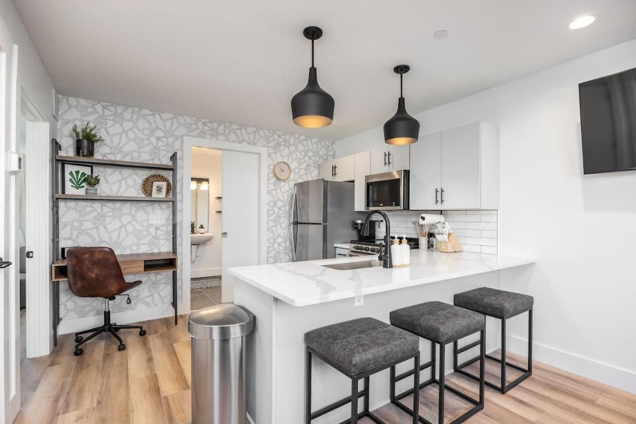 Multi-condo Building With 7 Units 15 Bedrooms 22 Beds And Free Parking Holiday home *