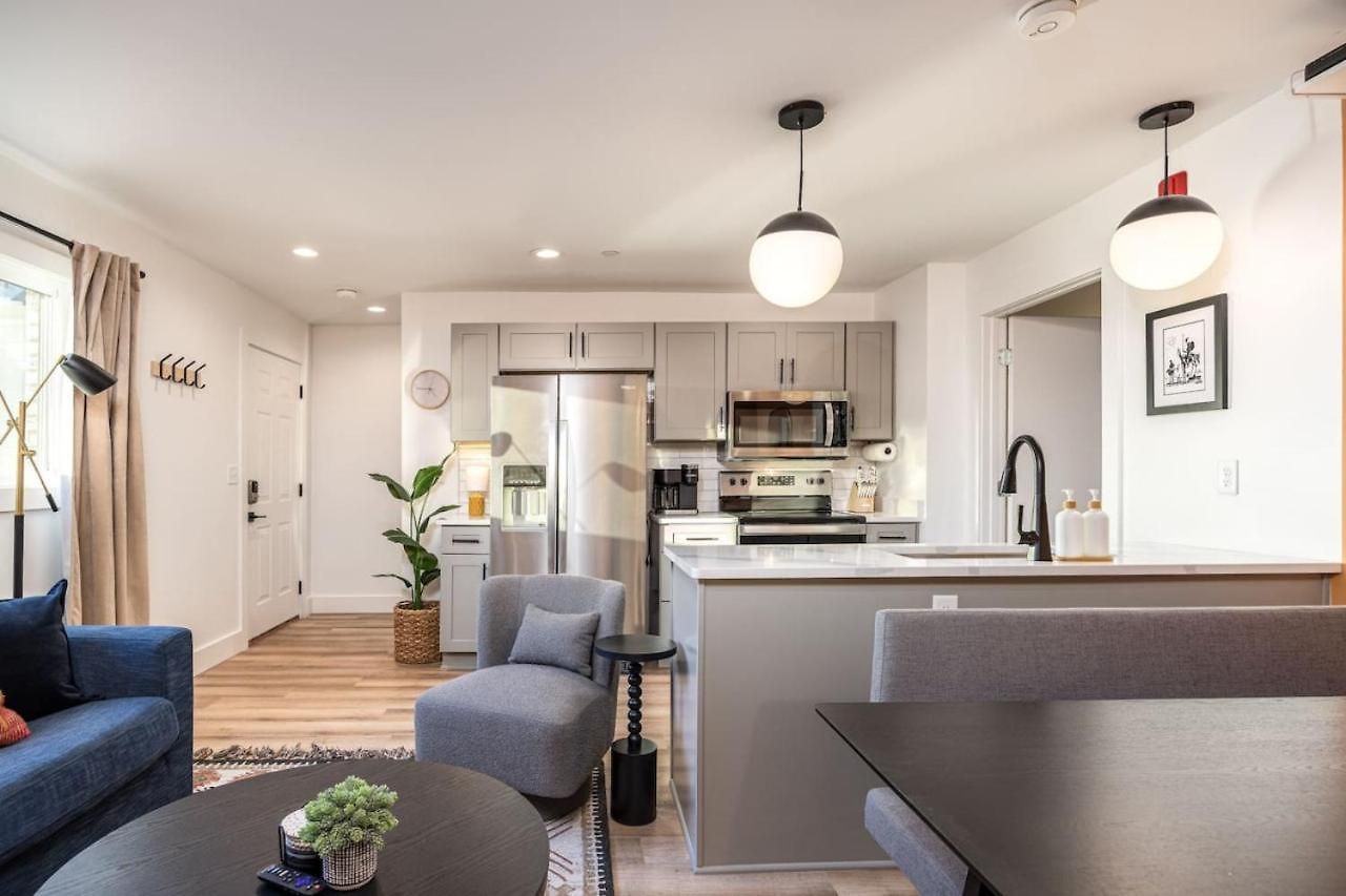 Holiday home Multi-condo Building With 7 Units 15 Bedrooms 22 Beds And Free Parking