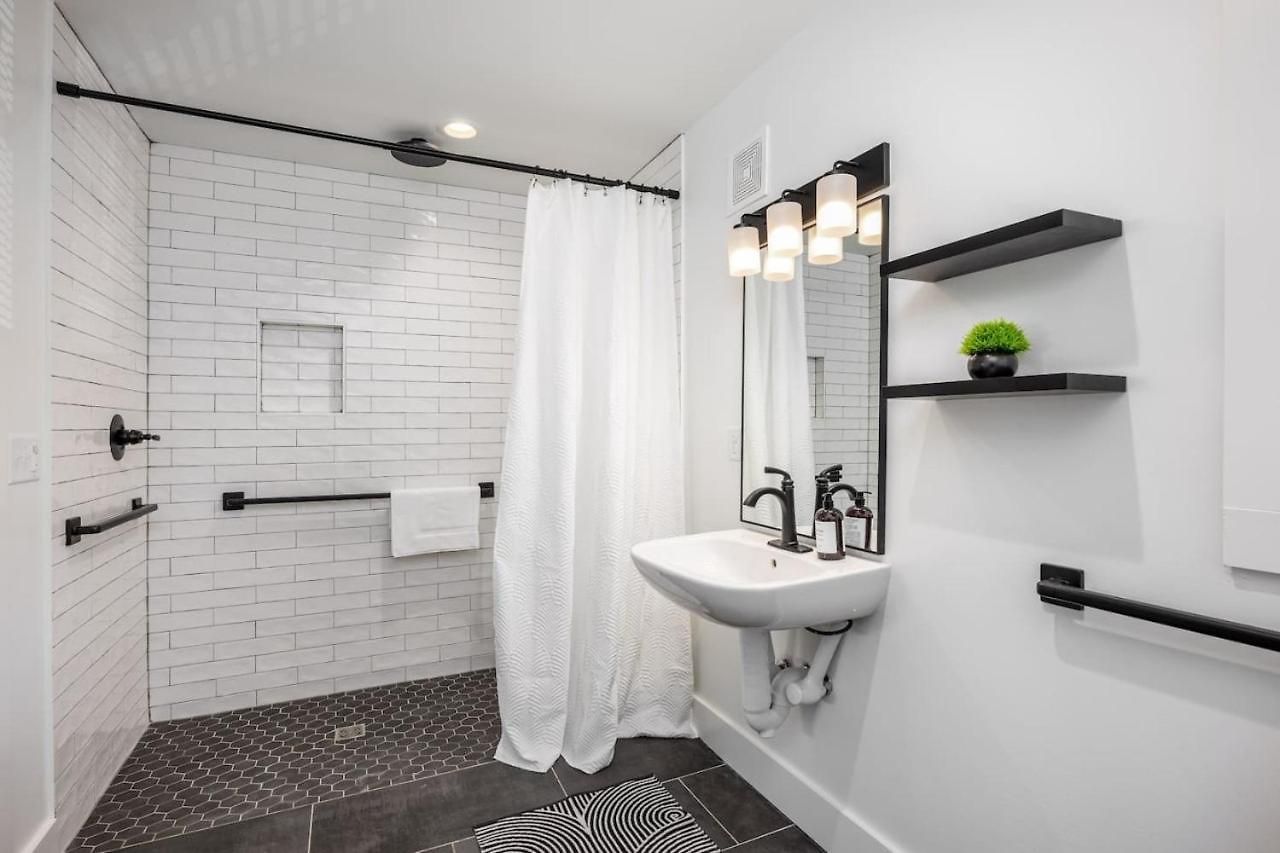 Multi-condo Building With 7 Units 15 Bedrooms 22 Beds And Free Parking *