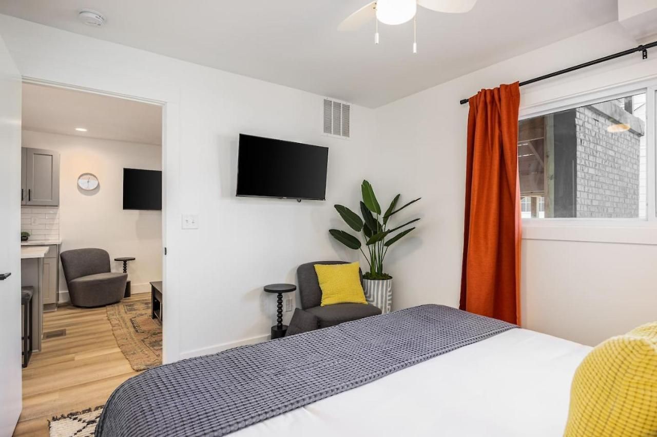 Holiday home Multi-condo Building With 7 Units 15 Bedrooms 22 Beds And Free Parking *