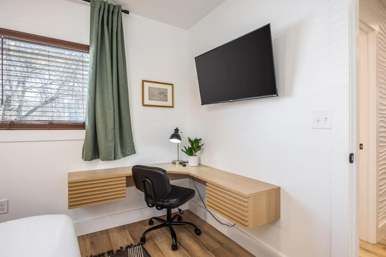Holiday home Multi-condo Building With 7 Units 15 Bedrooms 22 Beds And Free Parking *